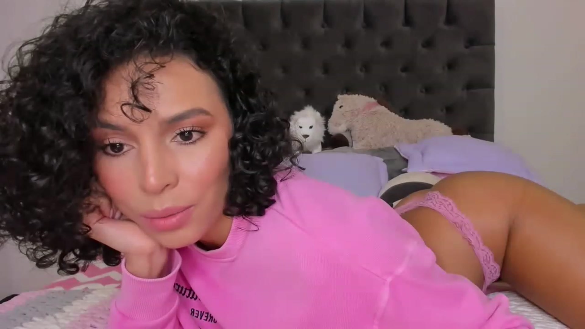 Gallery image thumbnail from its_Ari's myfreecams stream on, 12/10/2022, 24:01 image 6 of 20