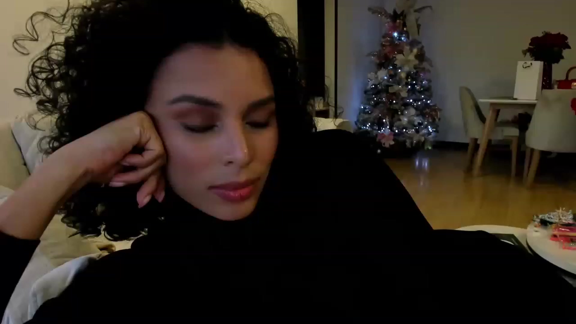 Gallery image thumbnail from its_Ari's myfreecams stream on, 12/11/2022, 23:06 image 8 of 20