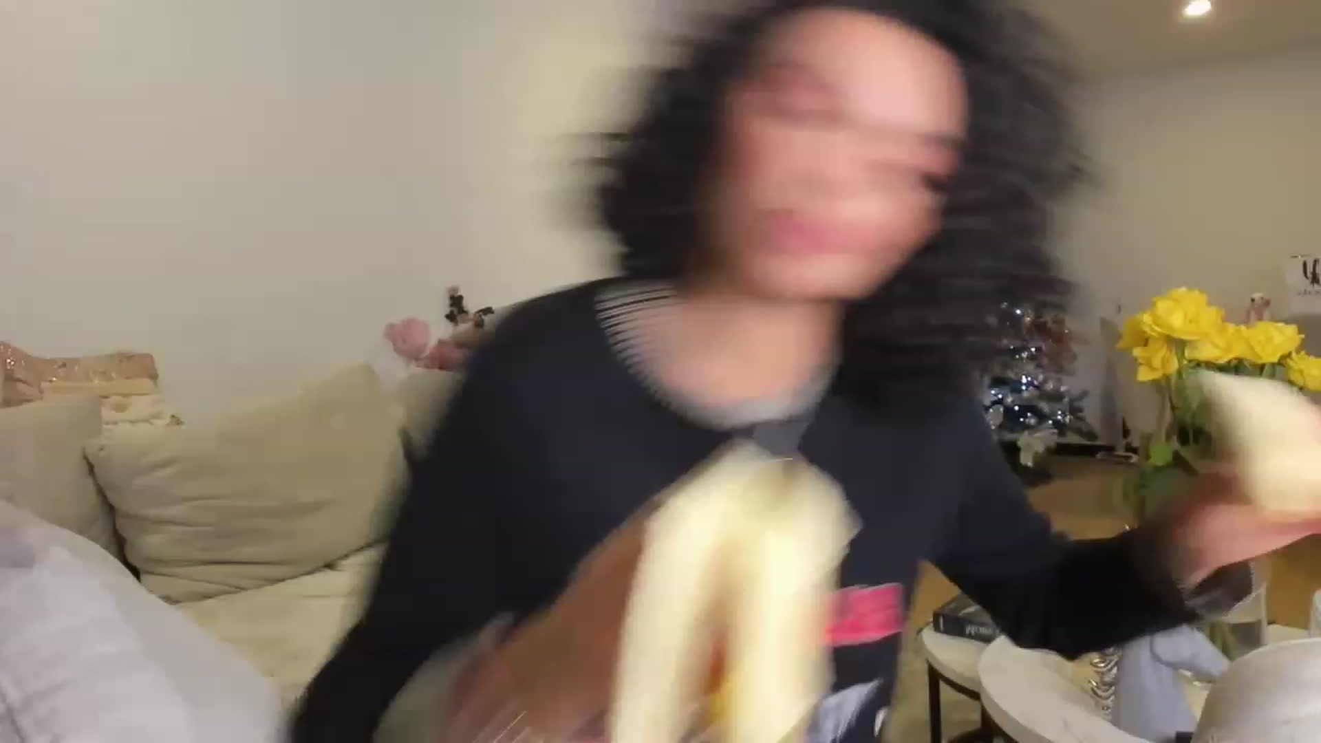 Gallery image thumbnail from its_Ari's myfreecams stream on, 12/19/2022, 24:04 image 3 of 20