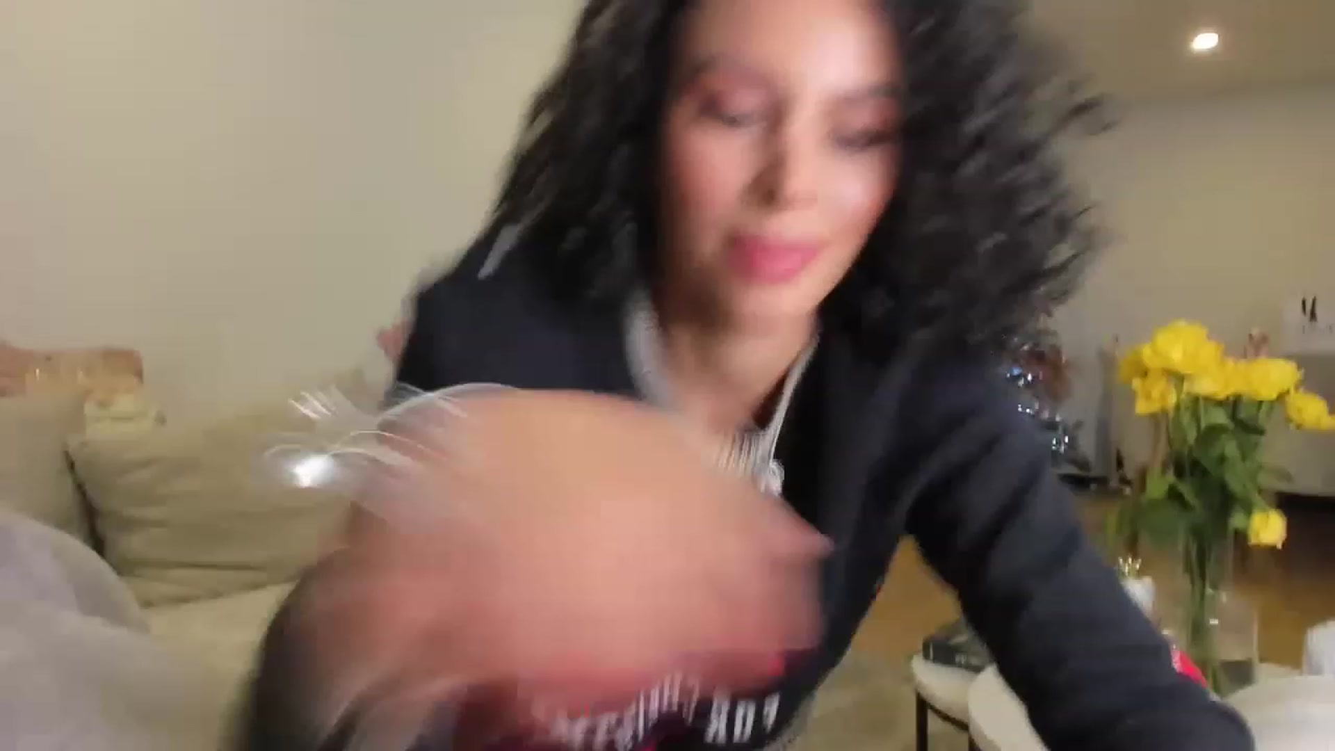 Gallery image thumbnail from its_Ari's myfreecams stream on, 12/19/2022, 24:04 image 4 of 20