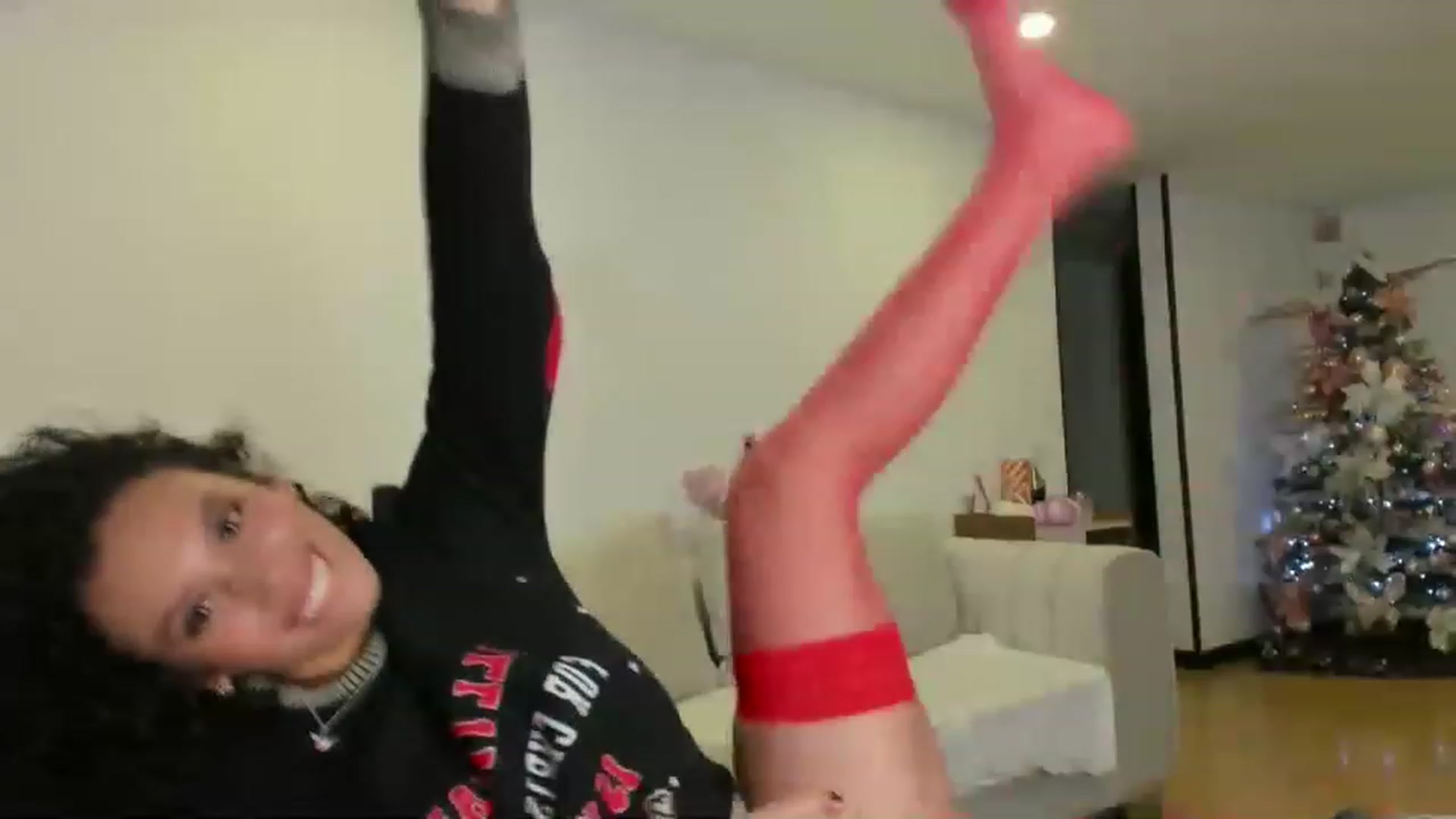 Gallery image thumbnail from its_Ari's myfreecams stream on, 12/19/2022, 24:59 image 10 of 20