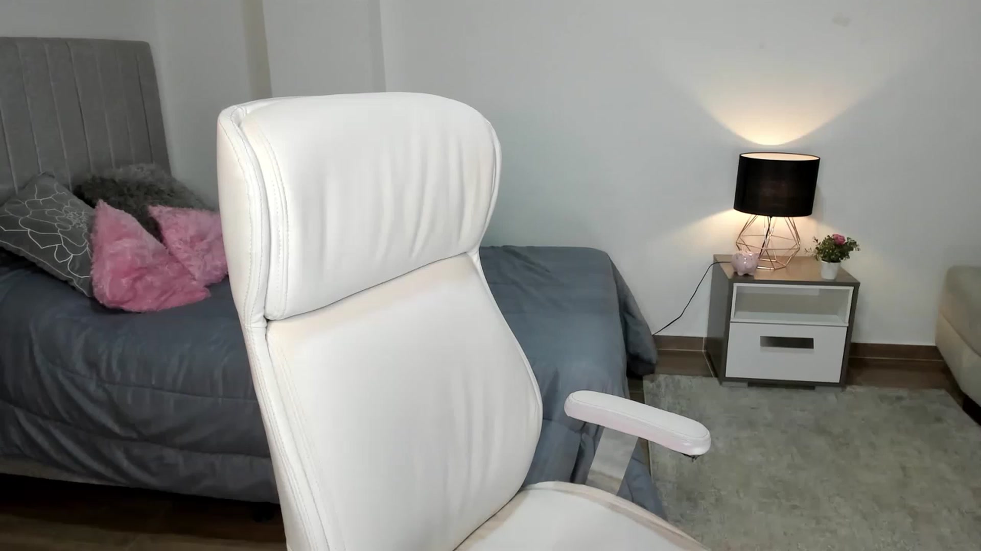 Gallery image thumbnail from its_Ari's myfreecams stream on, 12/23/2022, 01:09 image 17 of 20