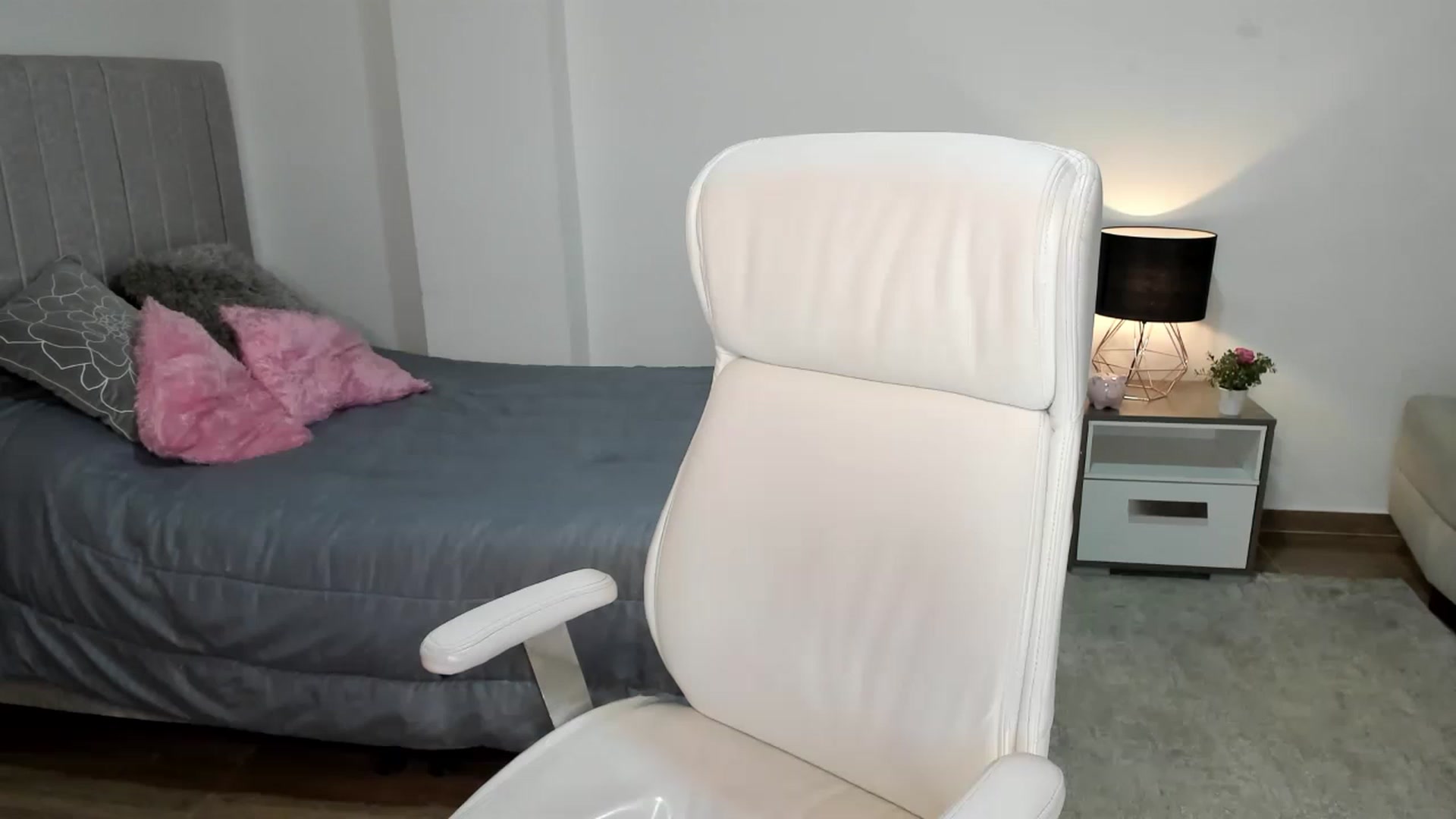 Gallery image thumbnail from its_Ari's myfreecams stream on, 12/23/2022, 01:09 image 16 of 20