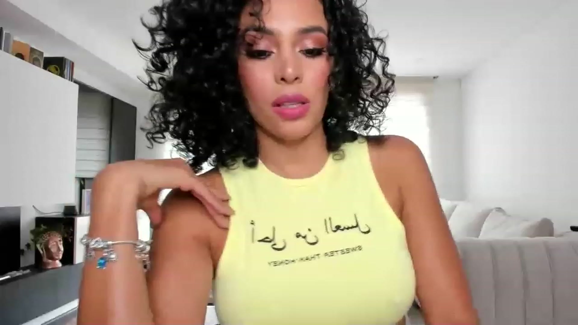 Gallery image thumbnail from its_Ari's myfreecams stream on, 01/09/2023, 21:51 image 8 of 20
