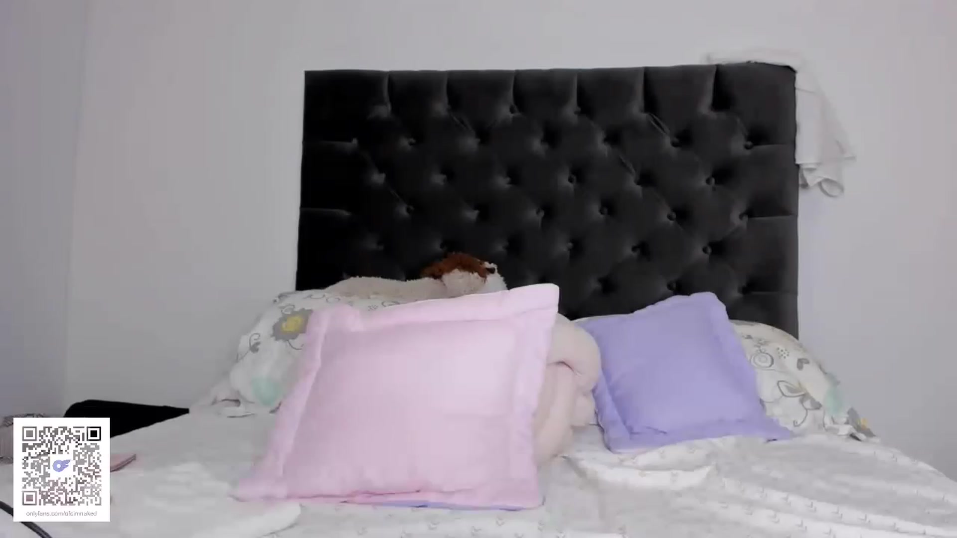 Gallery image thumbnail from its_Ari's myfreecams stream on, 07/10/2023, 24:34 image 10 of 20