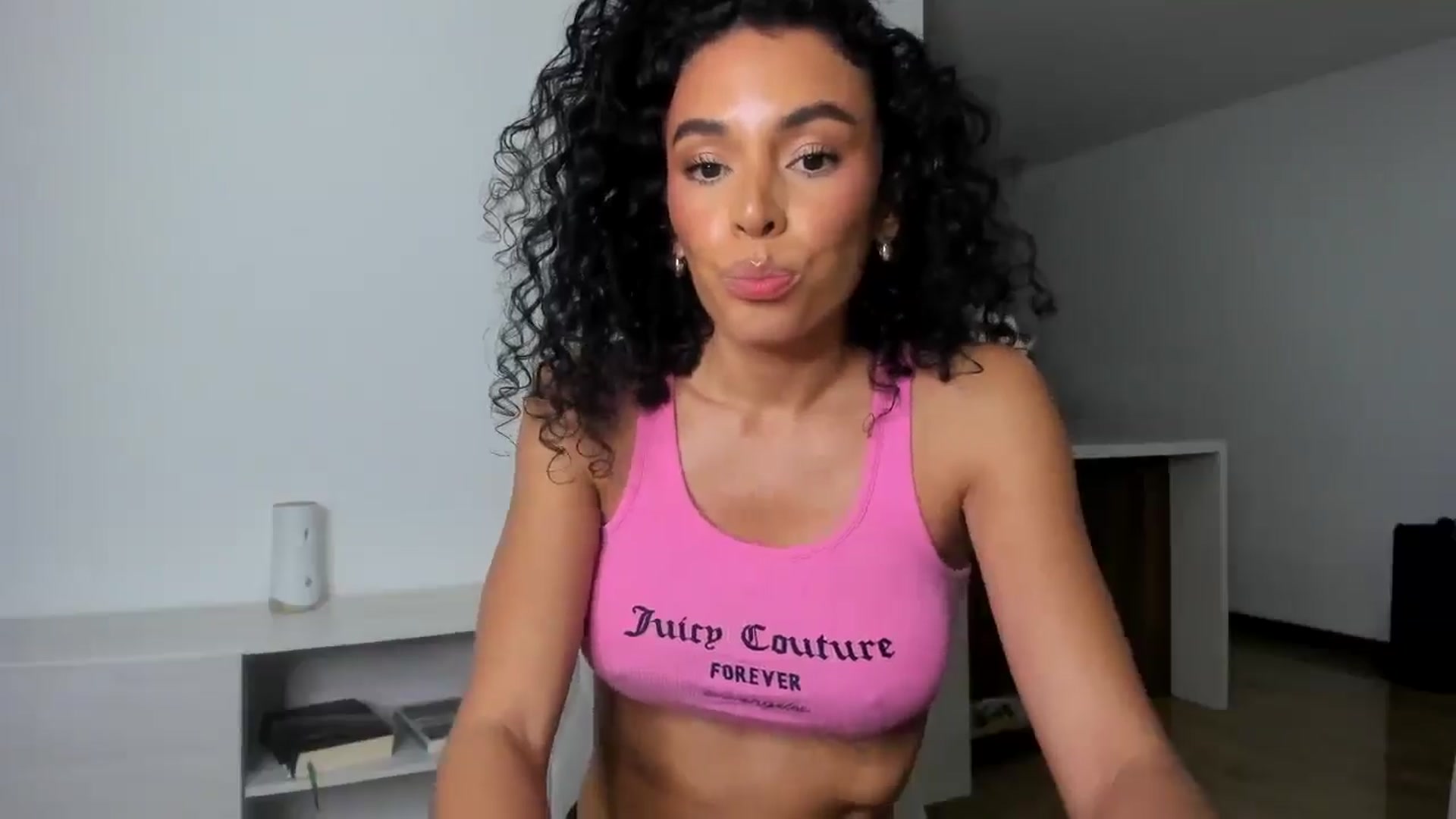 Gallery image thumbnail from its_Ari's myfreecams stream on, 01/15/2025, 24:41 image 11 of 20