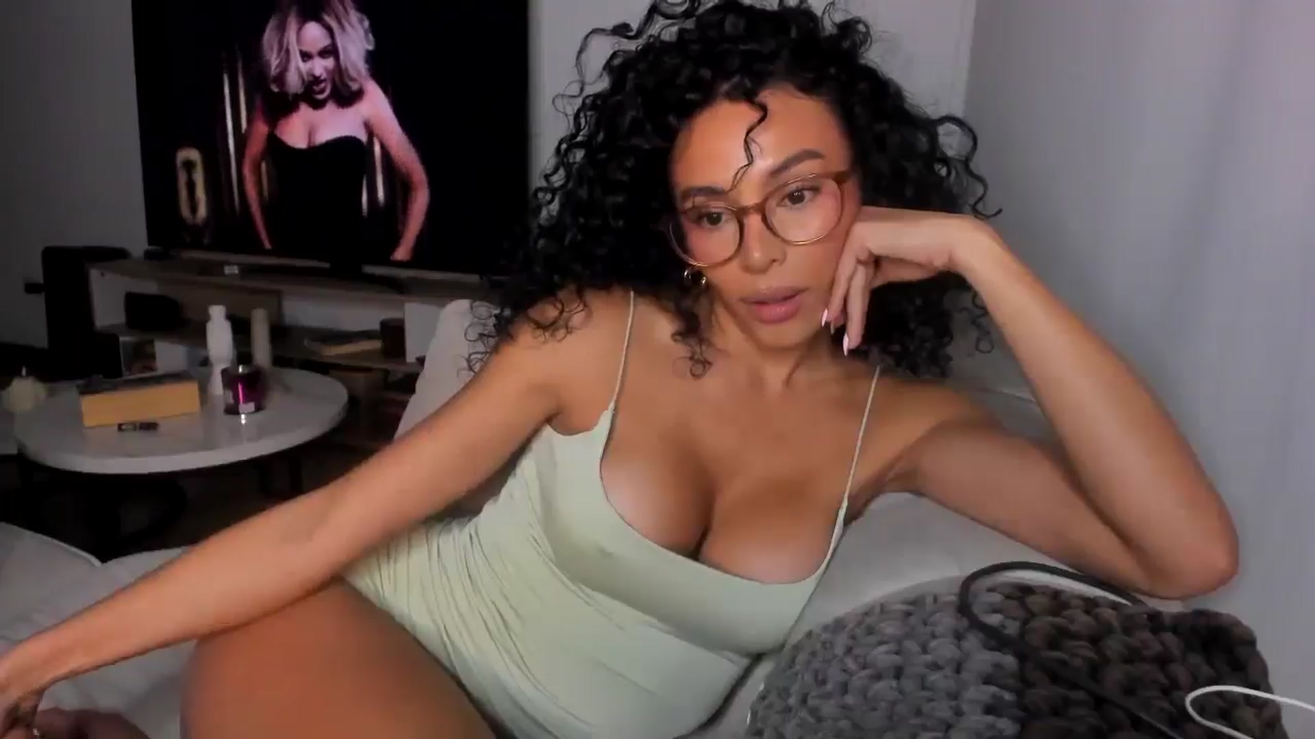 Gallery image thumbnail from its_Ari's myfreecams stream on, 03/17/2025, 23:44 image 12 of 20