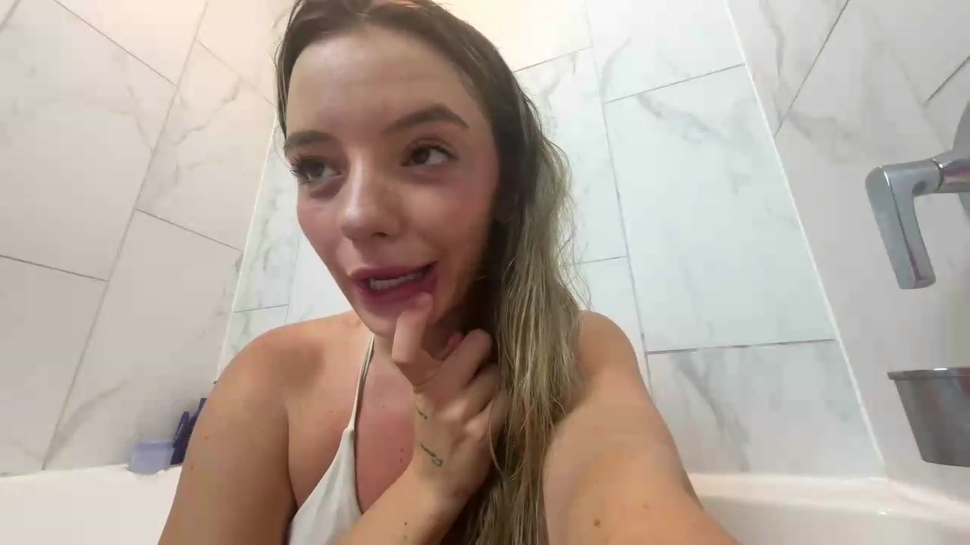 Gallery image thumbnail from itslibby's myfreecams stream on, 08/15/2026, 01:02 image 12 of 20