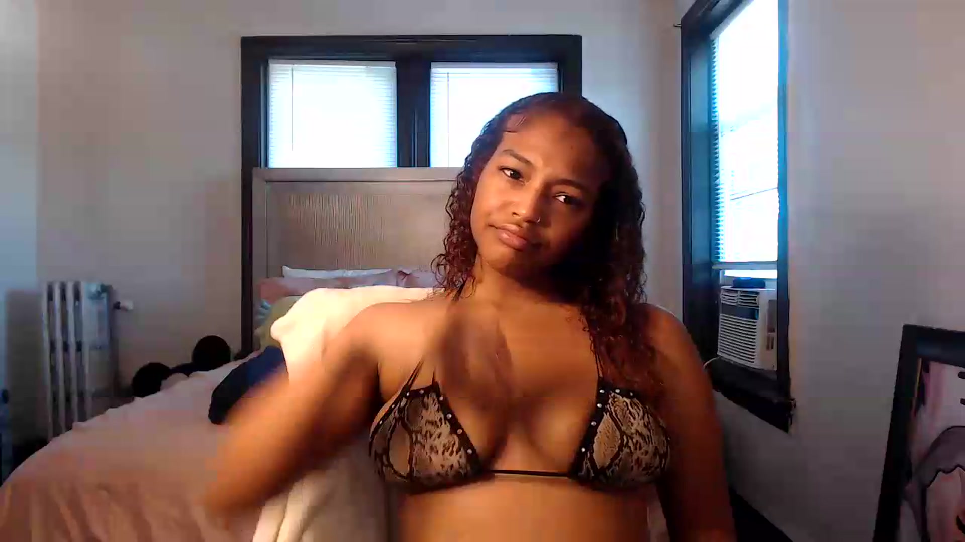 Gallery image thumbnail from itsmickie's myfreecams stream on, 07/06/2026, 18:32 image 10 of 20