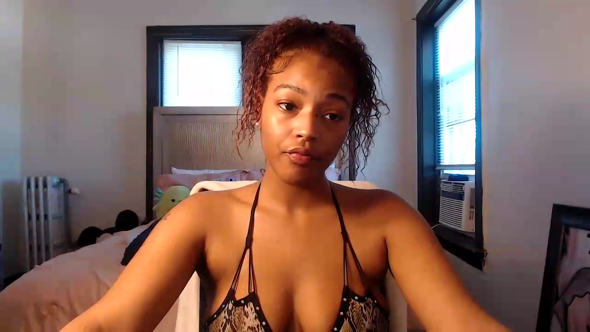 Gallery image thumbnail from itsmickie's myfreecams stream on, 07/06/2026, 21:02 image 2 of 20