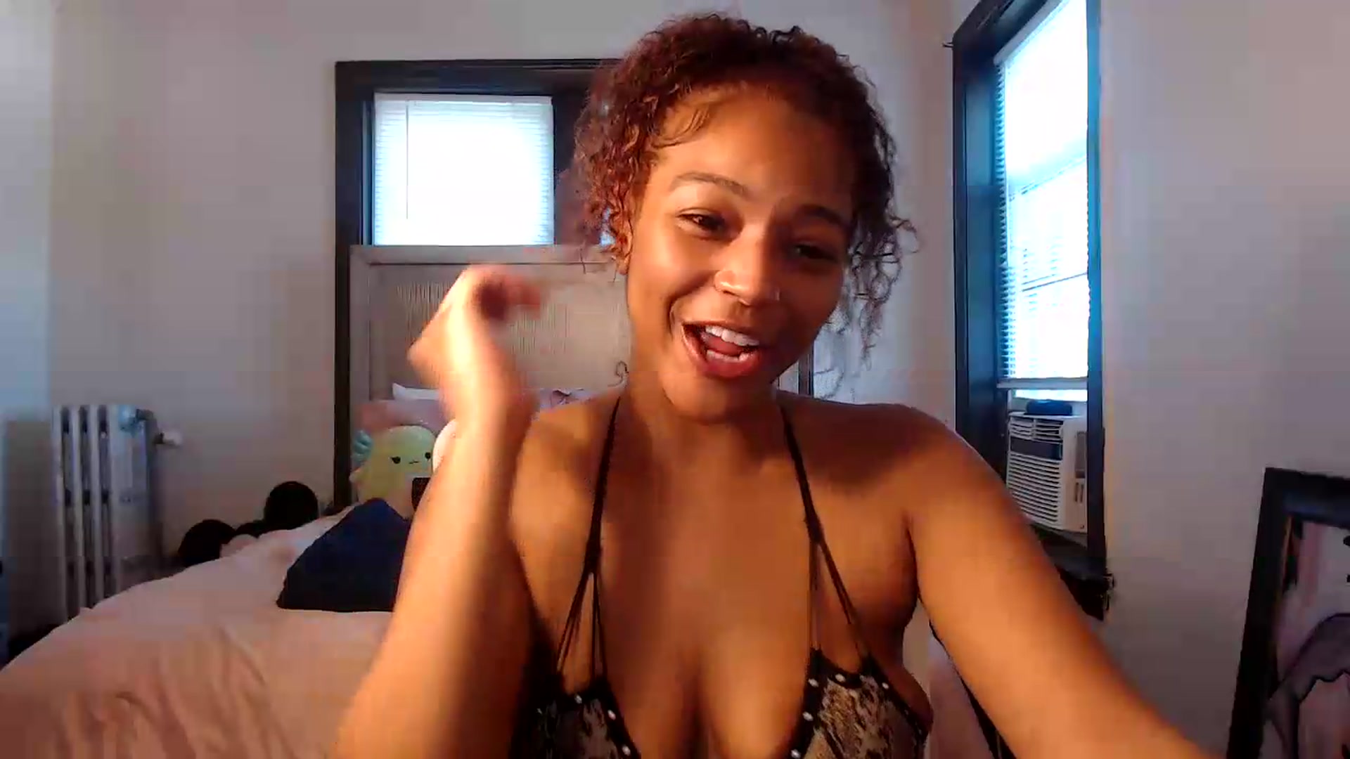 Gallery image thumbnail from itsmickie's myfreecams stream on, 07/06/2026, 21:02 image 4 of 20