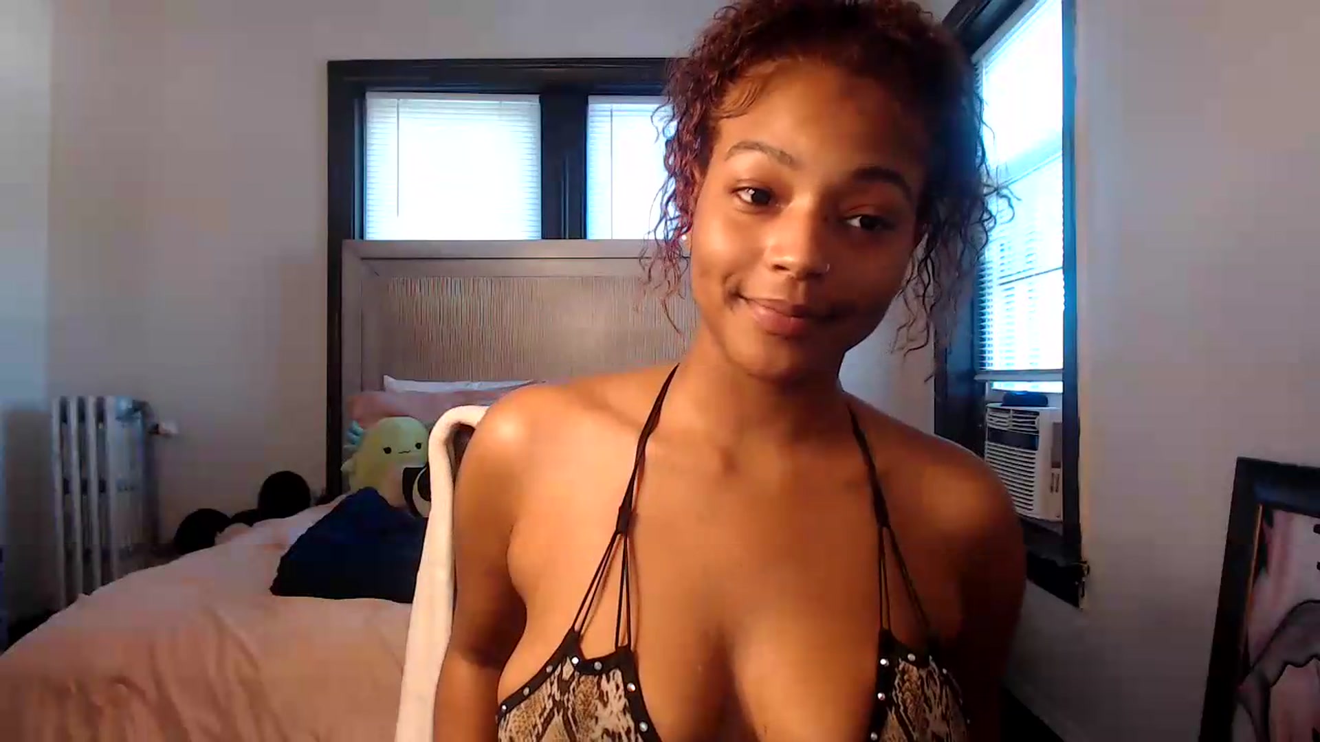 Gallery image thumbnail from itsmickie's myfreecams stream on, 07/06/2026, 21:02 image 13 of 20