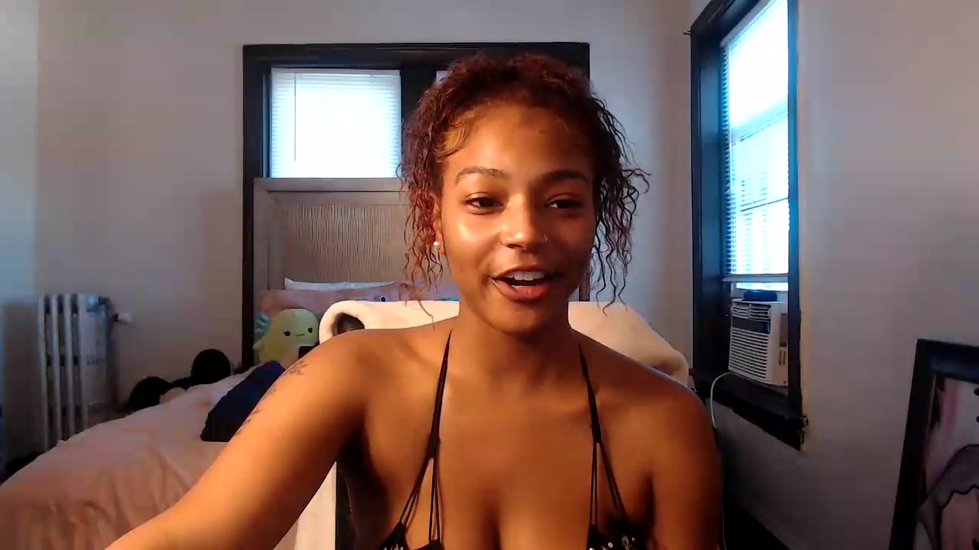 Gallery image thumbnail from itsmickie's myfreecams stream on, 07/06/2026, 21:02 image 16 of 20