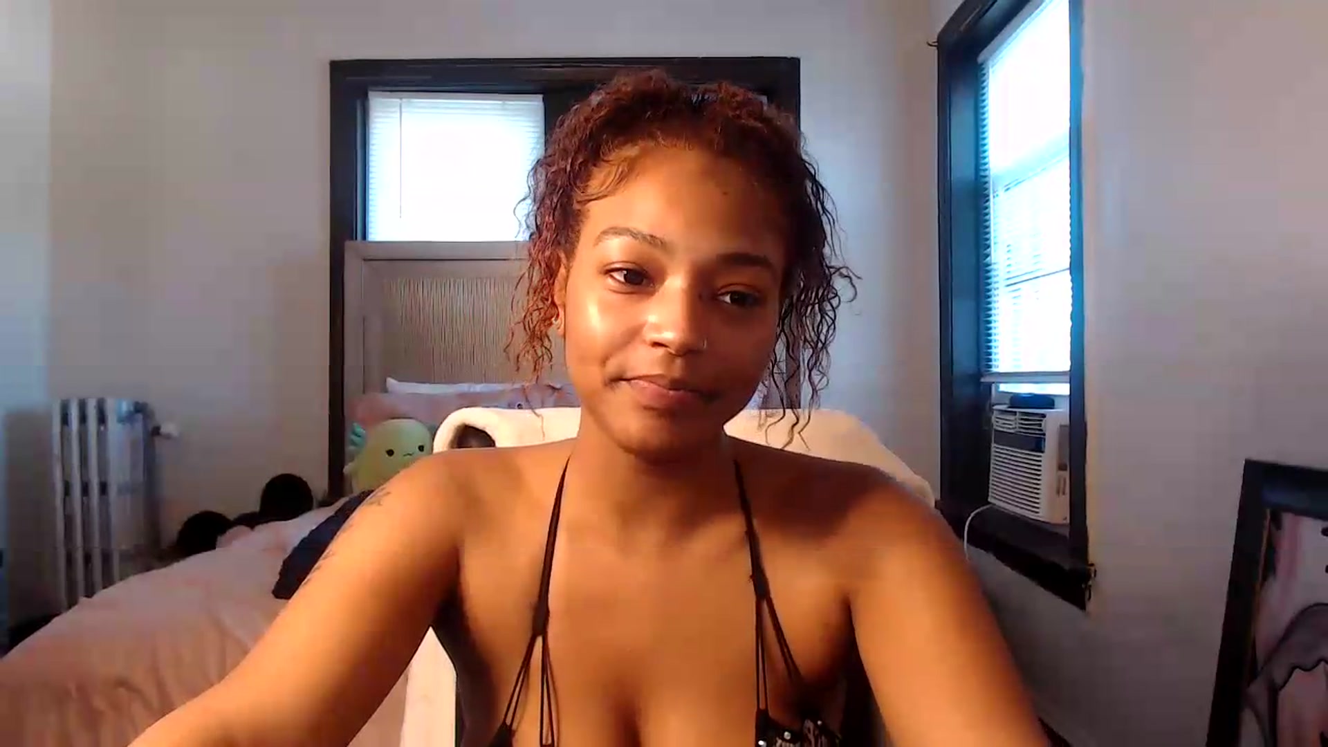 Gallery image thumbnail from itsmickie's myfreecams stream on, 07/06/2026, 21:02 image 18 of 20