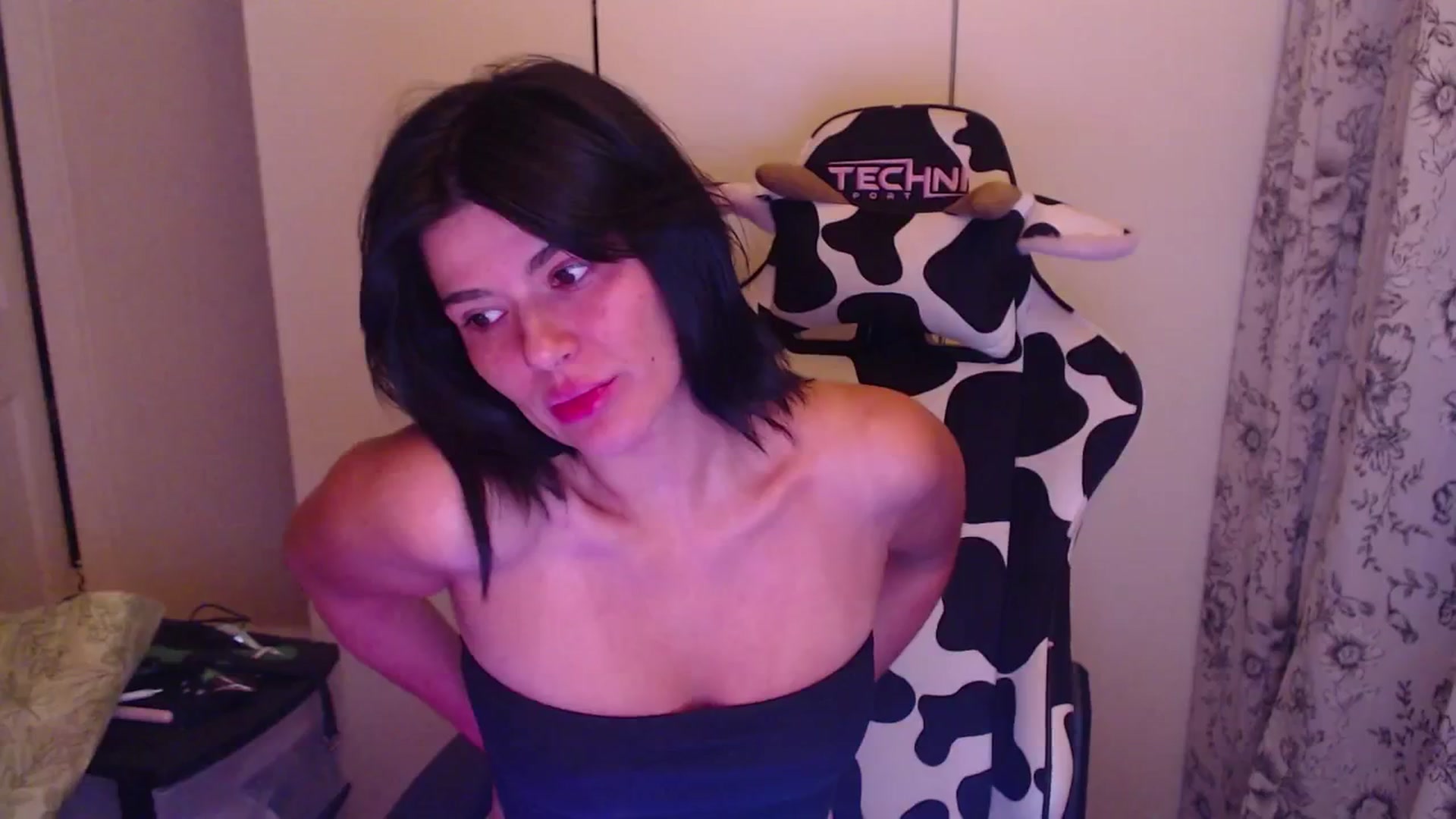 Gallery image thumbnail from itsmybirthday's myfreecams stream on, 08/17/2025, 01:01 image 4 of 20