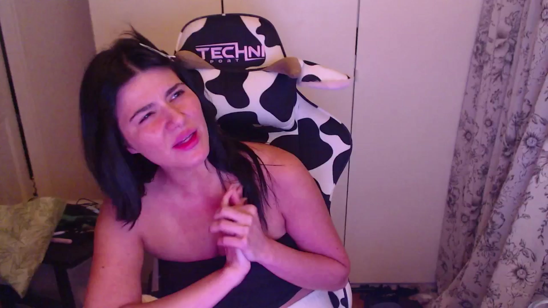 Gallery image thumbnail from itsmybirthday's myfreecams stream on, 08/17/2025, 01:01 image 16 of 20
