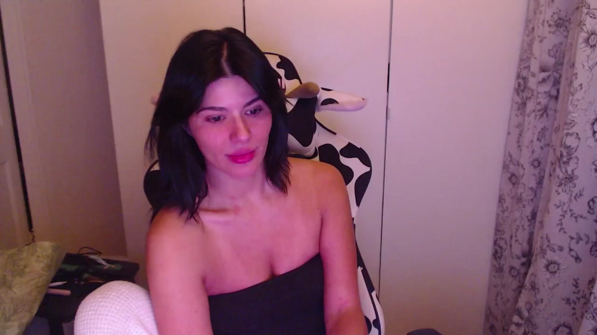 Gallery image thumbnail from itsmybirthday's myfreecams stream on, 08/17/2025, 01:01 image 11 of 20