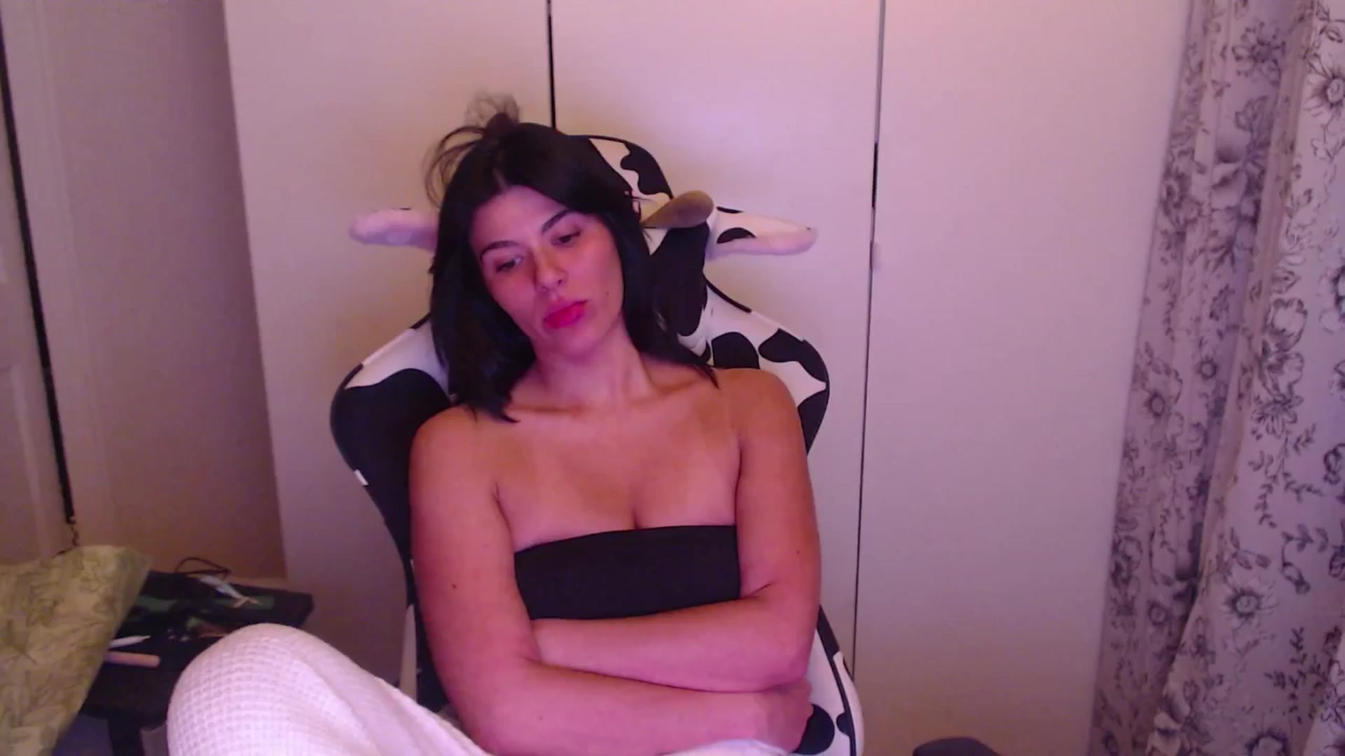 Gallery image thumbnail from itsmybirthday's myfreecams stream on, 08/17/2025, 01:01 image 13 of 20