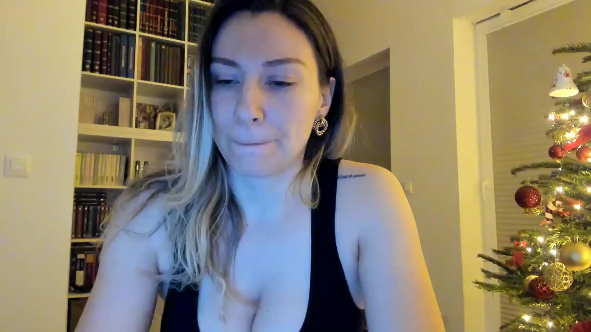 Gallery image thumbnail from itwas_eve's myfreecams stream on, 12/27/2024, 24:11 image 12 of 20