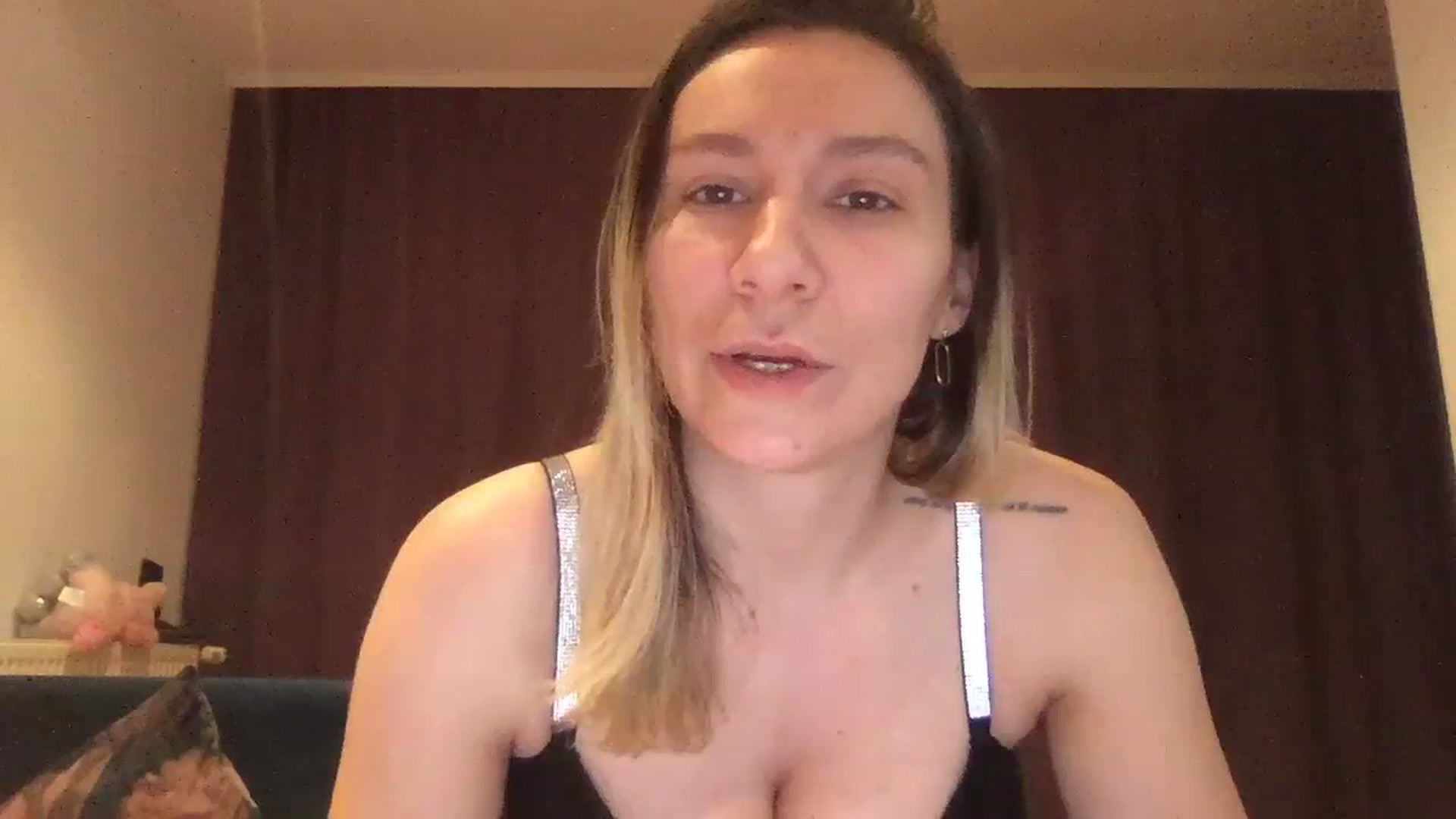 Gallery image thumbnail from itwasnt_me's myfreecams stream on, 10/10/2023, 02:35 image 18 of 20