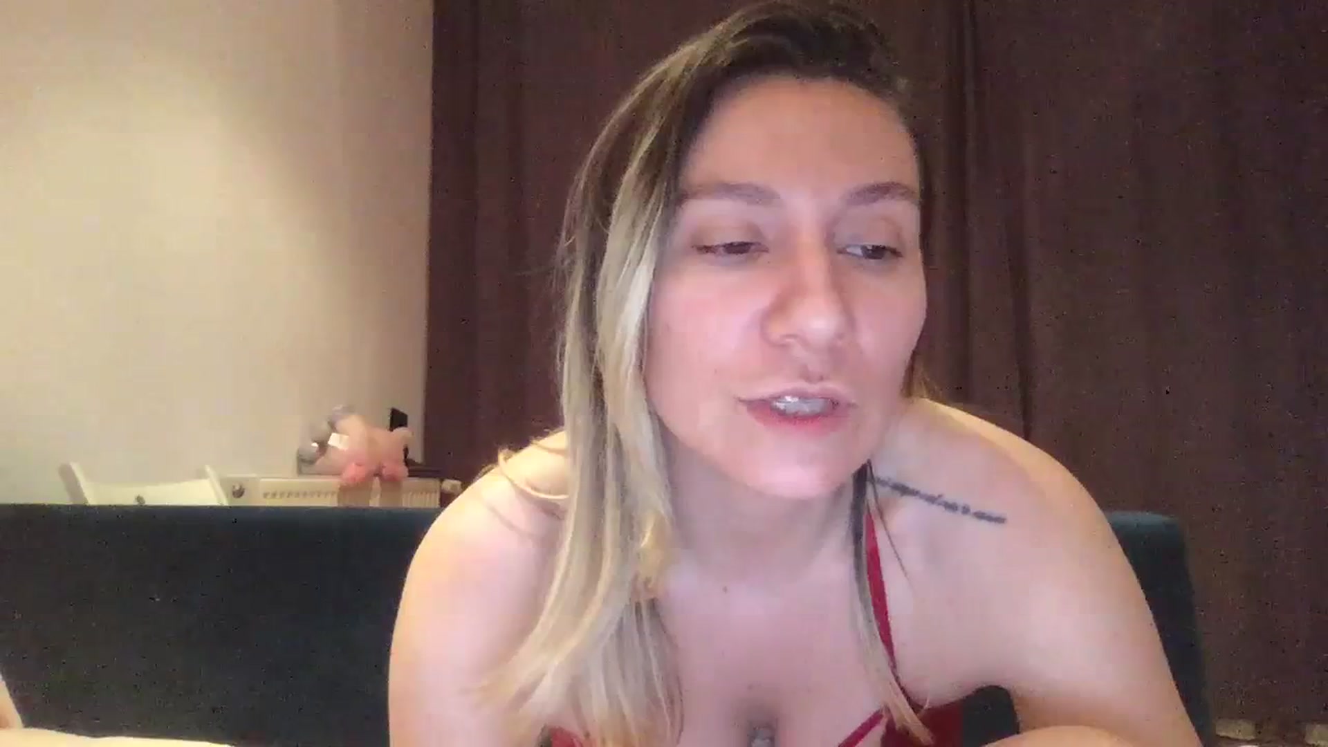 Gallery image thumbnail from itwasnt_me's myfreecams stream on, 10/13/2023, 01:14 image 14 of 20