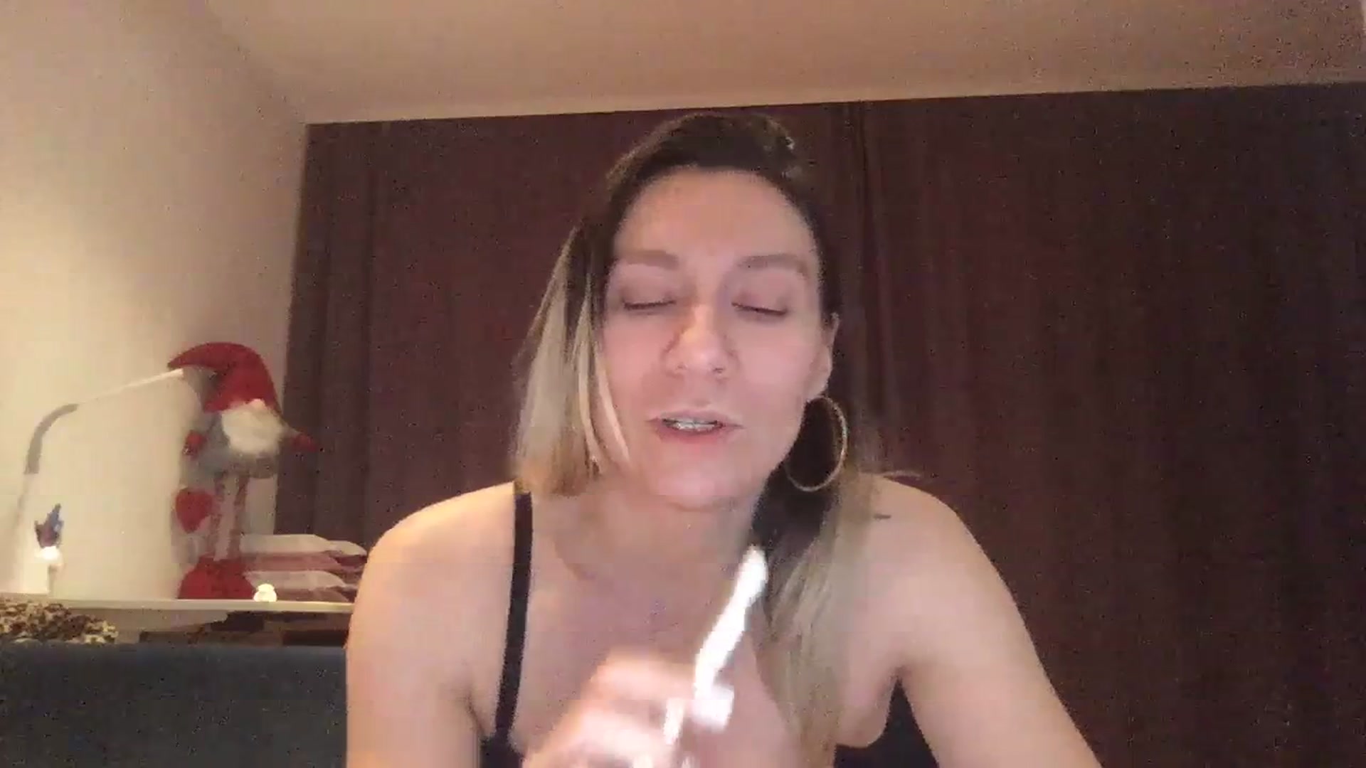 Gallery image thumbnail from itwasnt_me's myfreecams stream on, 10/29/2023, 01:12 image 18 of 20