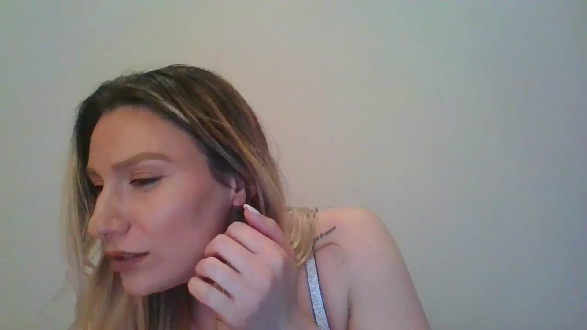 Gallery image thumbnail from itwasnt_me's myfreecams stream on, 05/14/2024, 23:37 image 15 of 20
