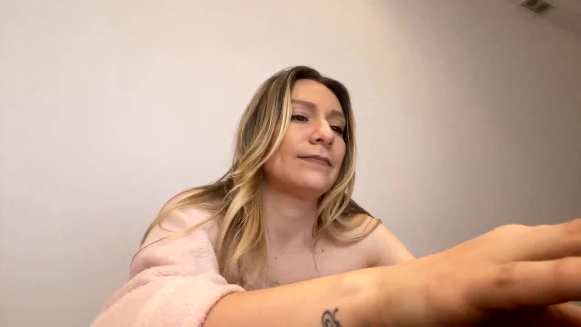 Gallery image thumbnail from itwasnt_me's myfreecams stream on, 05/15/2024, 24:58 image 12 of 20