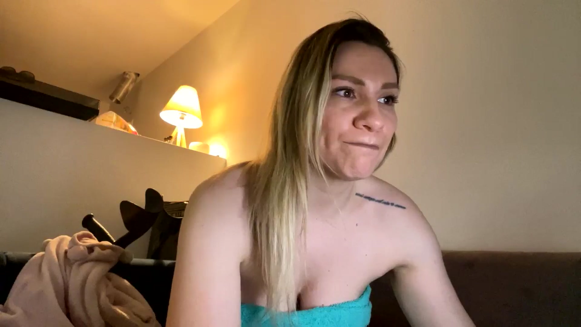 Gallery image thumbnail from itwasnt_me's myfreecams stream on, 06/19/2024, 21:23 image 18 of 20