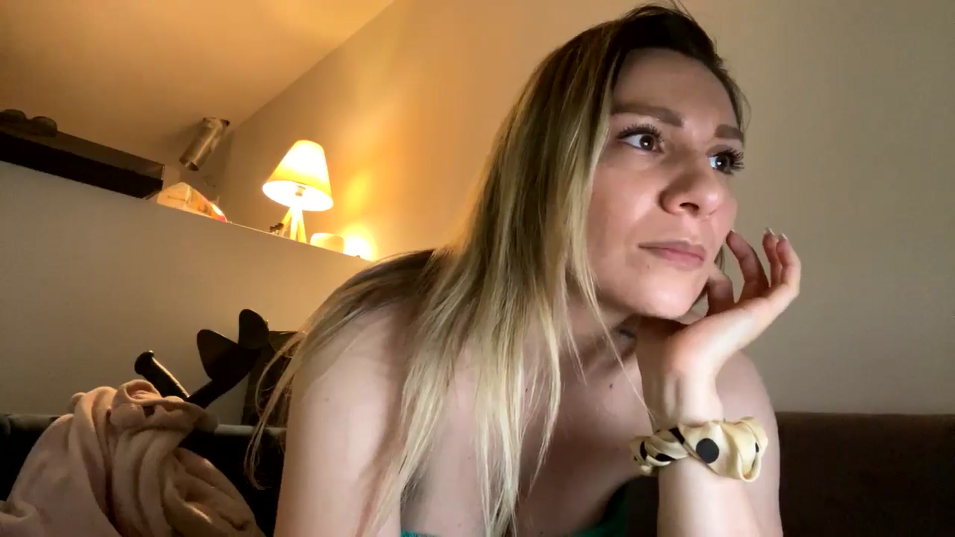 Gallery image thumbnail from itwasnt_me's myfreecams stream on, 06/19/2024, 21:23 image 19 of 20