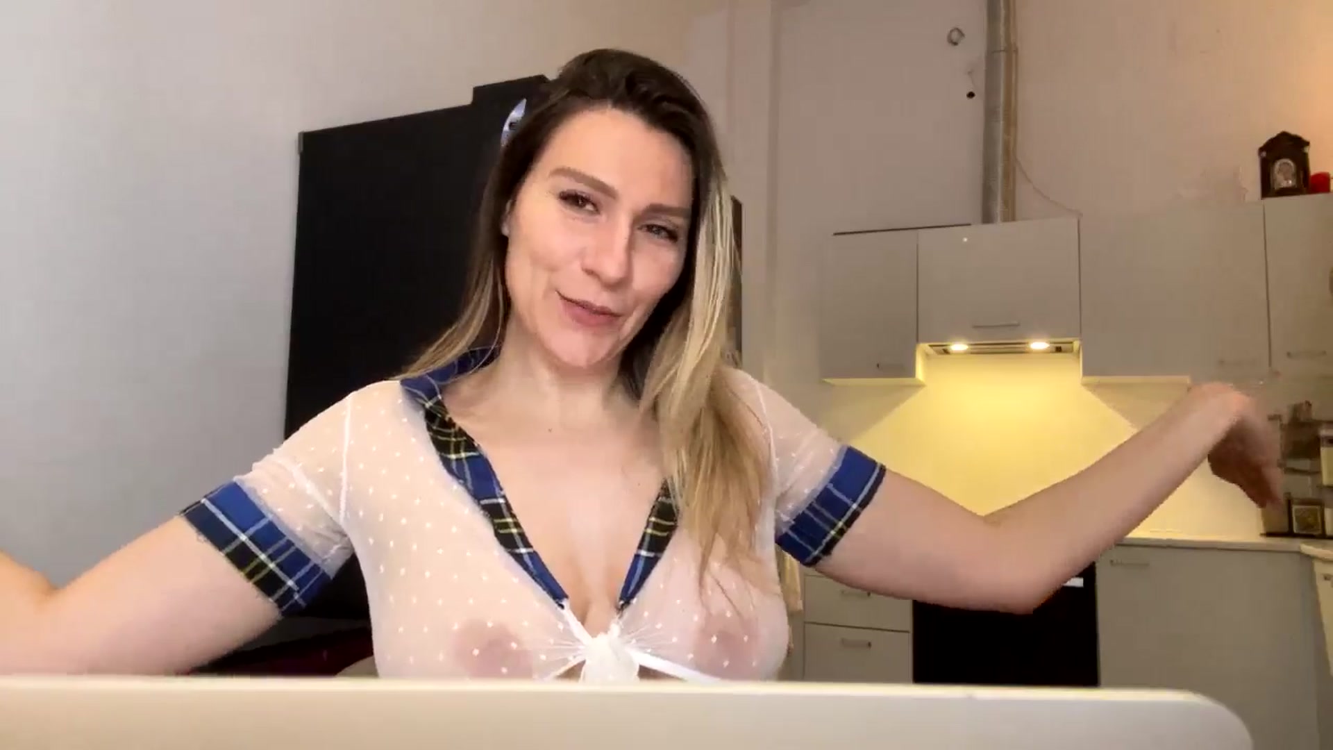 Gallery image thumbnail from itwasnt_me's myfreecams stream on, 08/25/2024, 23:08 image 10 of 20