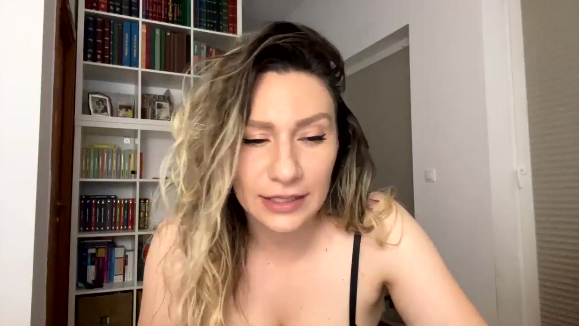 Gallery image thumbnail from itwasnt_me's myfreecams stream on, 10/06/2024, 01:45 image 6 of 20
