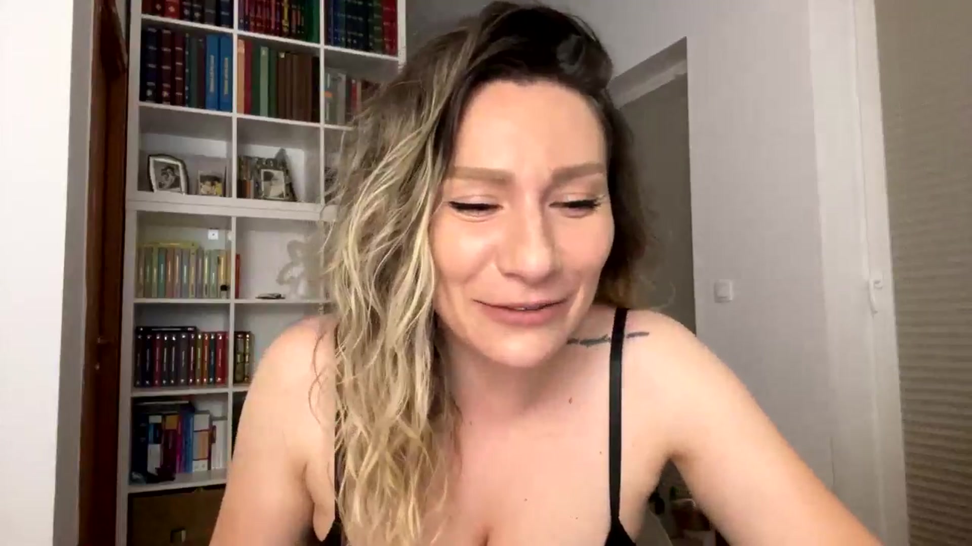 Gallery image thumbnail from itwasnt_me's myfreecams stream on, 10/06/2024, 01:45 image 10 of 20