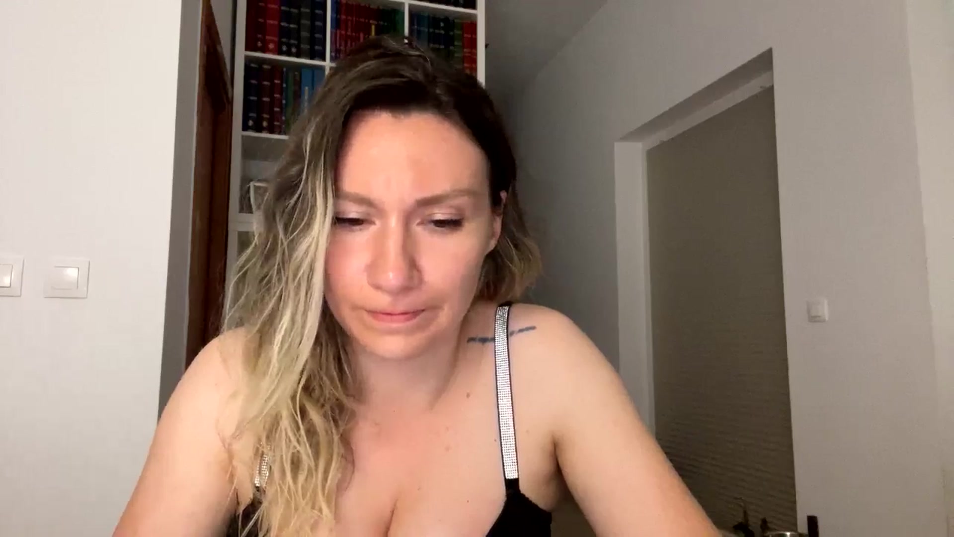 Gallery image thumbnail from itwasnt_me's myfreecams stream on, 10/07/2024, 03:16 image 8 of 20