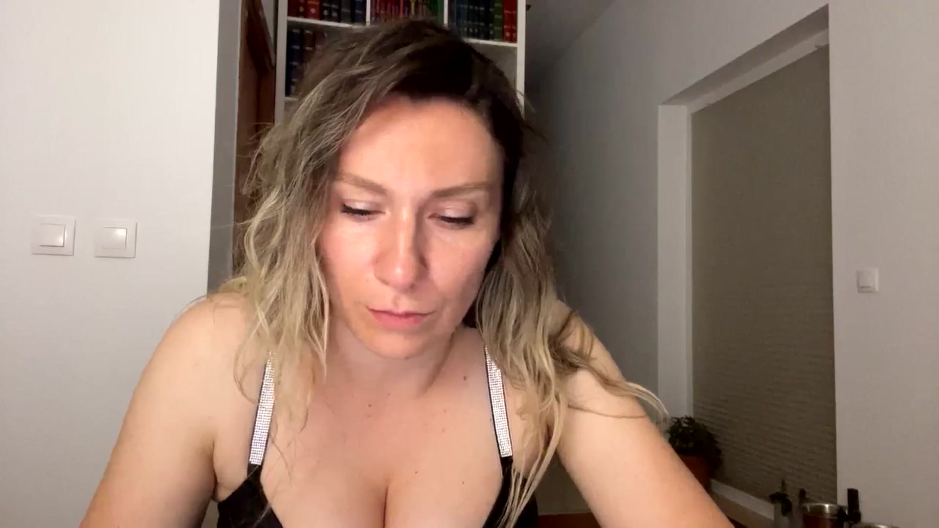 Gallery image thumbnail from itwasnt_me's myfreecams stream on, 10/07/2024, 03:16 image 17 of 20