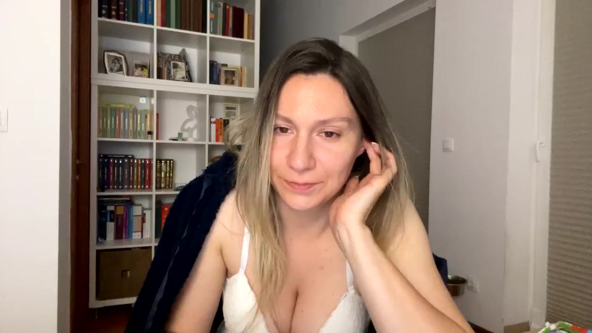 Gallery image thumbnail from itwasnt_me's myfreecams stream on, 10/09/2024, 01:32 image 15 of 20