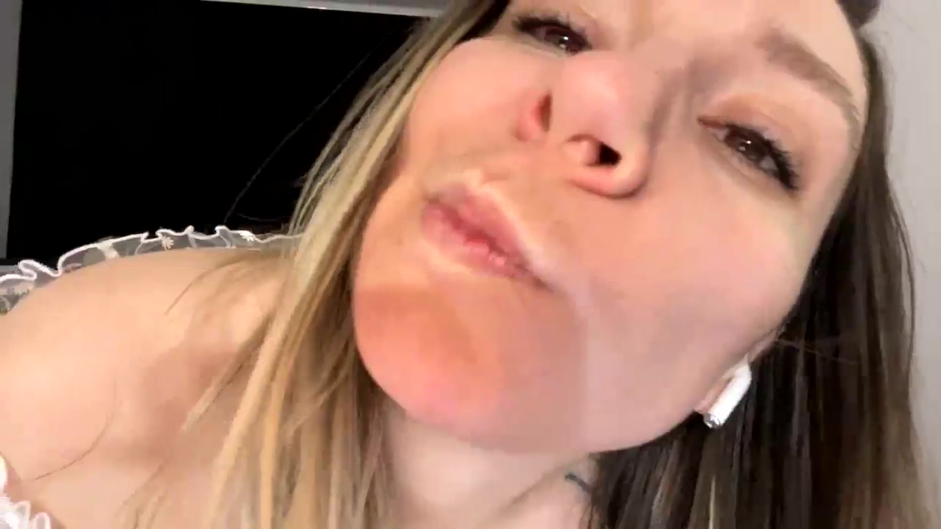 Gallery image thumbnail from itwasnt_me's myfreecams stream on, 11/22/2024, 04:29 image 20 of 20