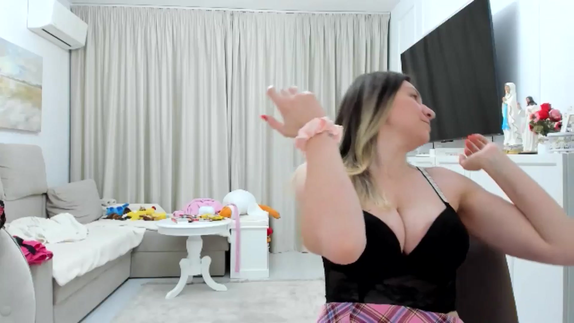Gallery image thumbnail from itwasnt_me's myfreecams stream on, 12/03/2024, 24:08 image 11 of 20
