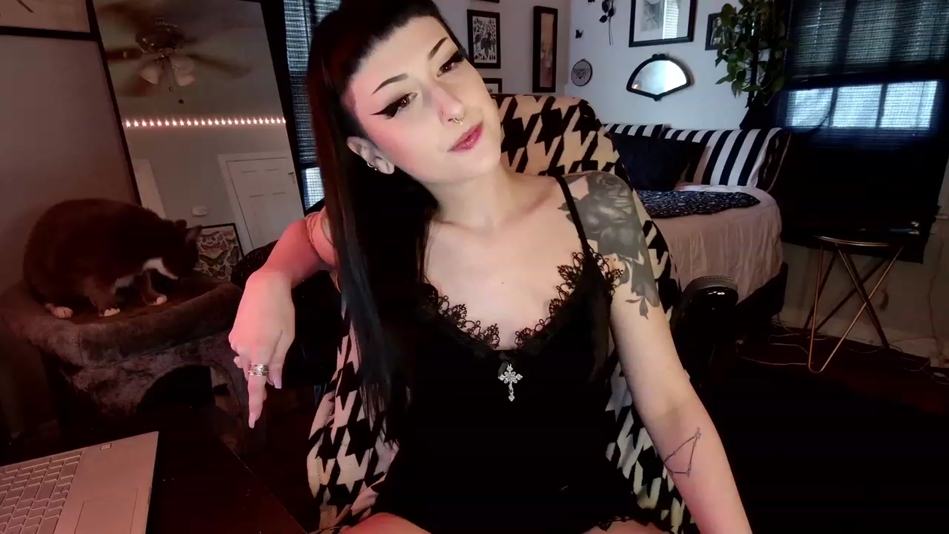 Gallery image thumbnail from ivorynyx's myfreecams stream on, 05/07/2023, 24:33 image 3 of 20