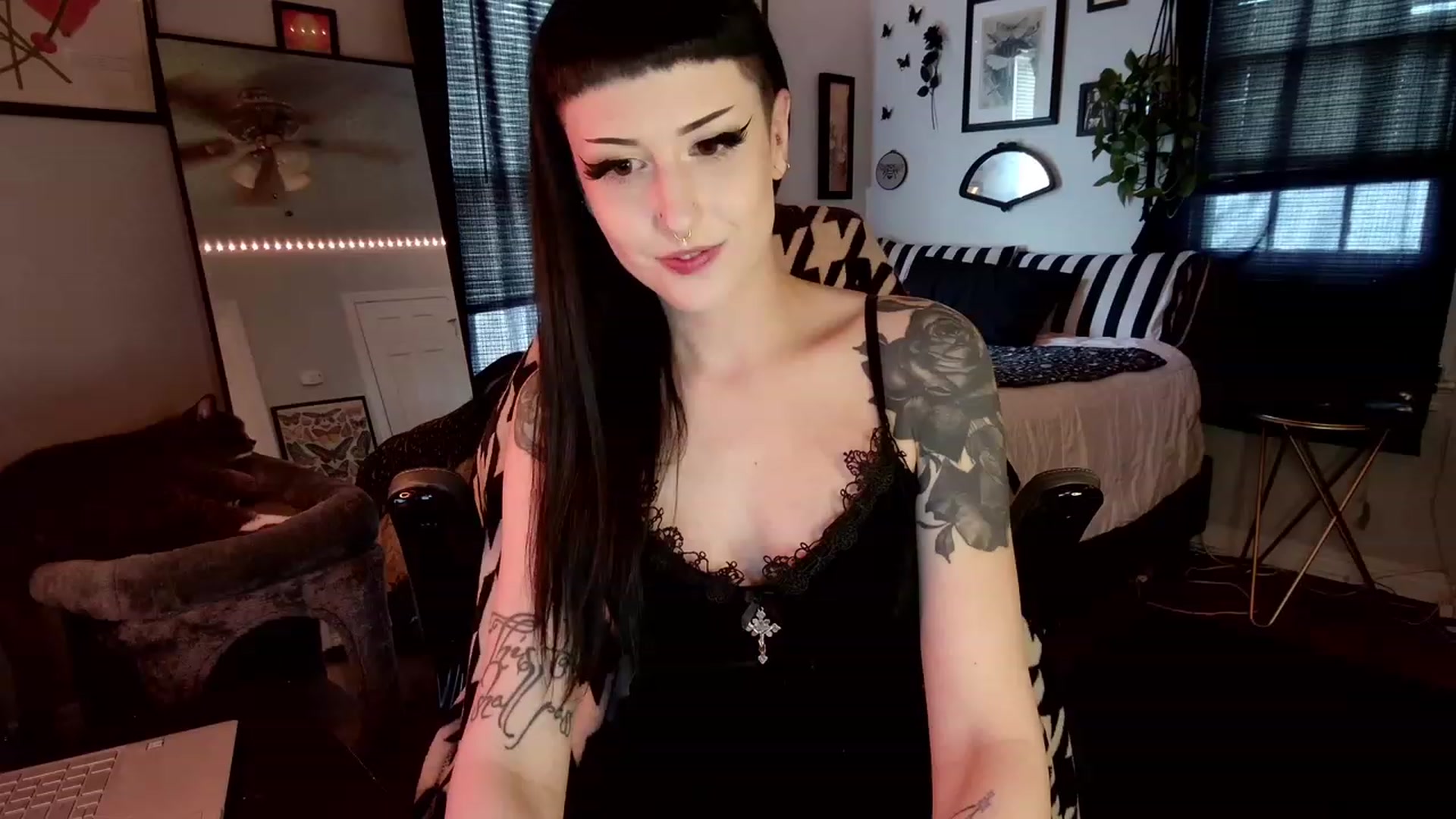 Gallery image thumbnail from ivorynyx's myfreecams stream on, 05/07/2023, 24:33 image 8 of 20