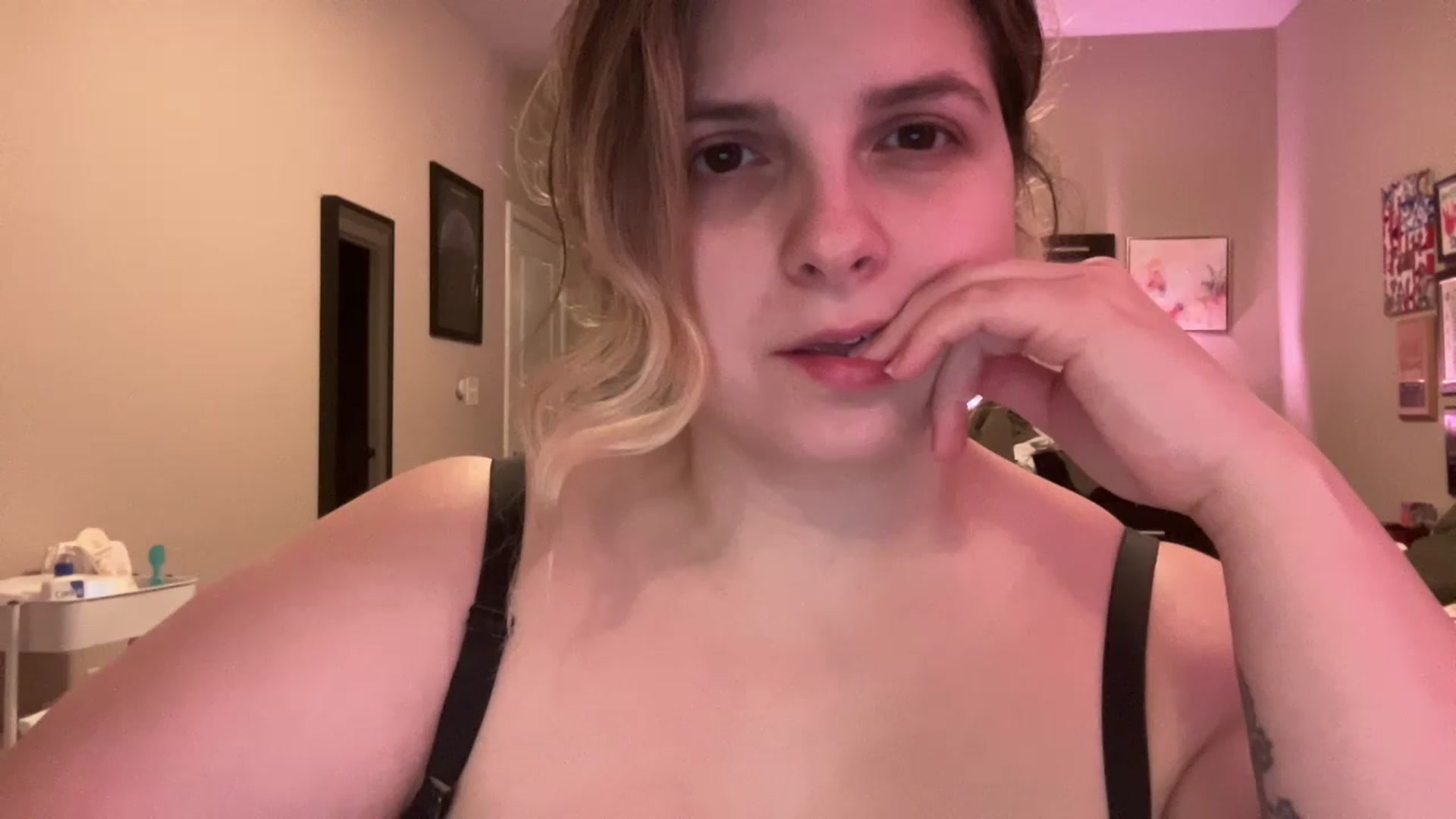 Gallery image thumbnail from j3nnamatic's myfreecams stream on, 04/19/2023, 18:05 image 3 of 20