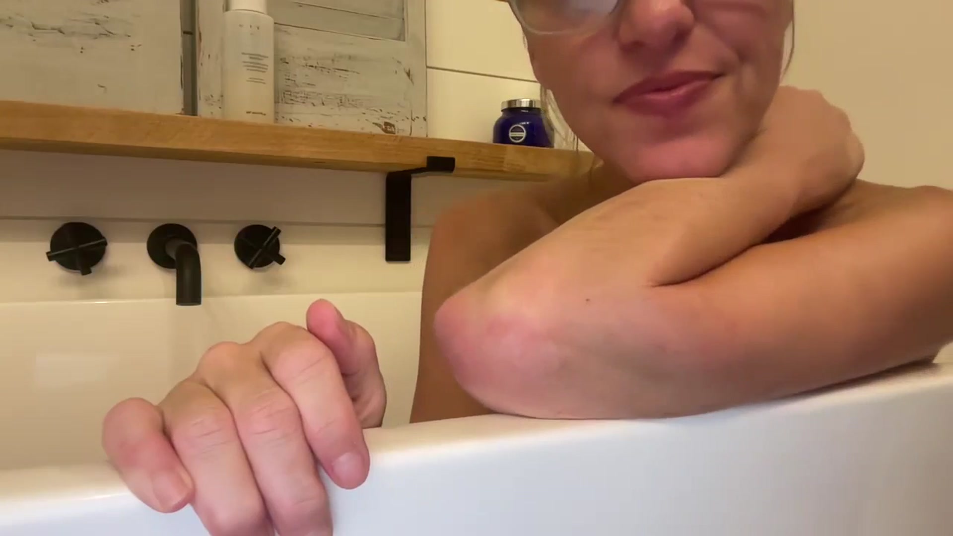 Gallery image thumbnail from jadeandpearls's myfreecams stream on, 10/22/2023, 23:50 image 17 of 20