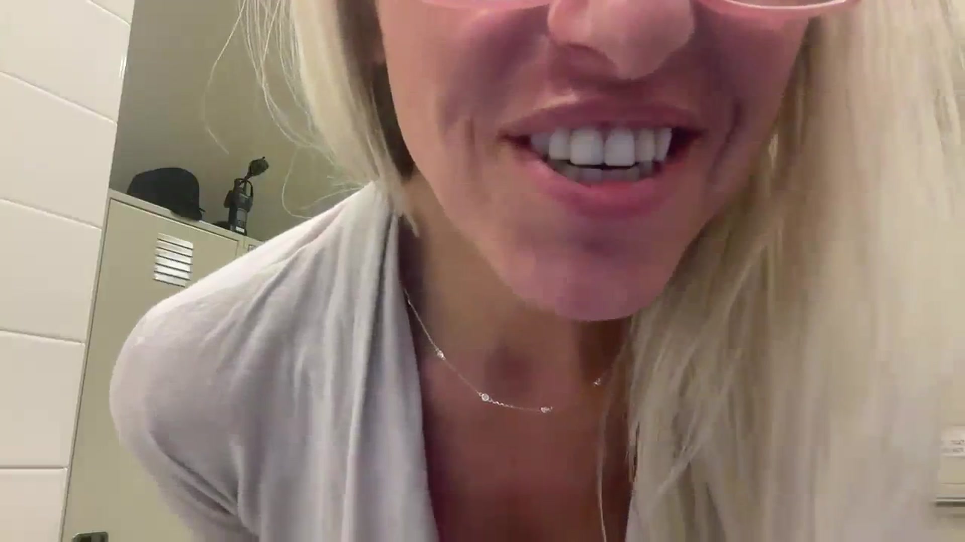 Gallery image thumbnail from jadeandpearls's myfreecams stream on, 10/24/2023, 20:56 image 19 of 20