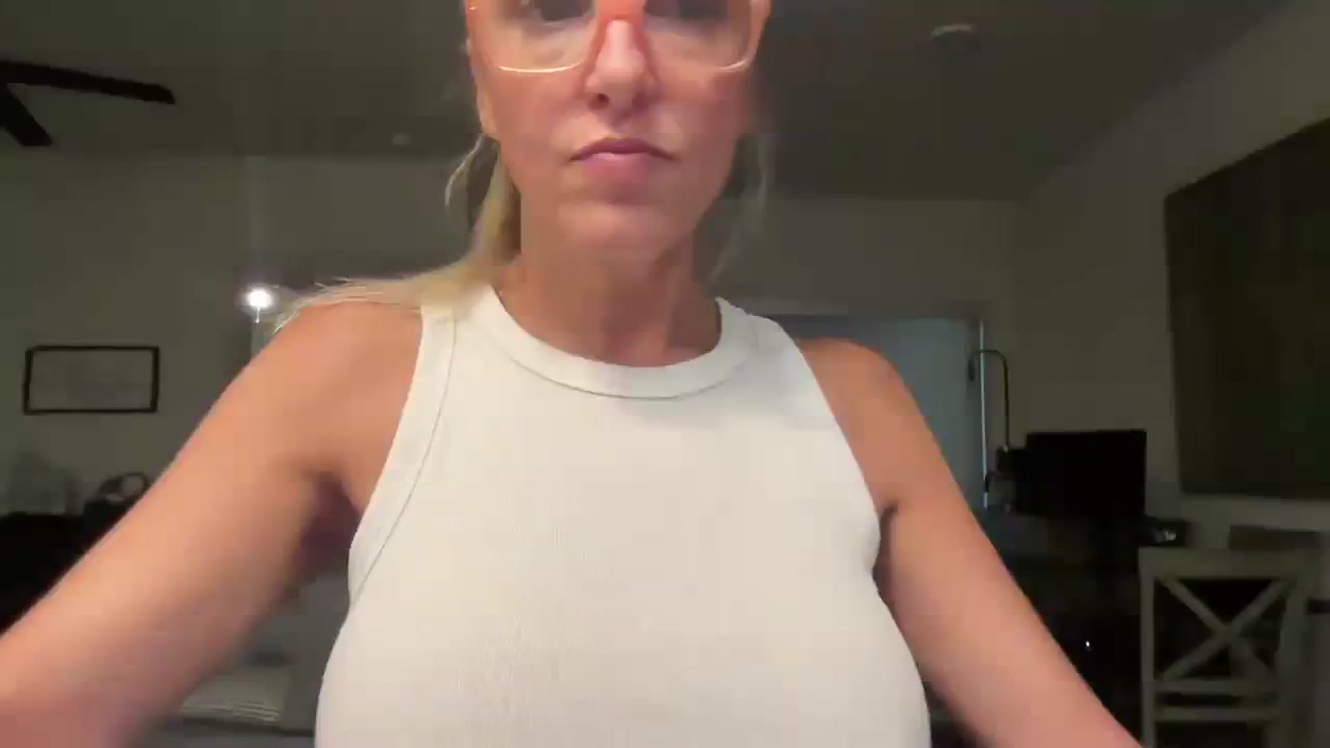 Gallery image thumbnail from jadeandpearls's myfreecams stream on, 10/26/2023, 23:56 image 4 of 20