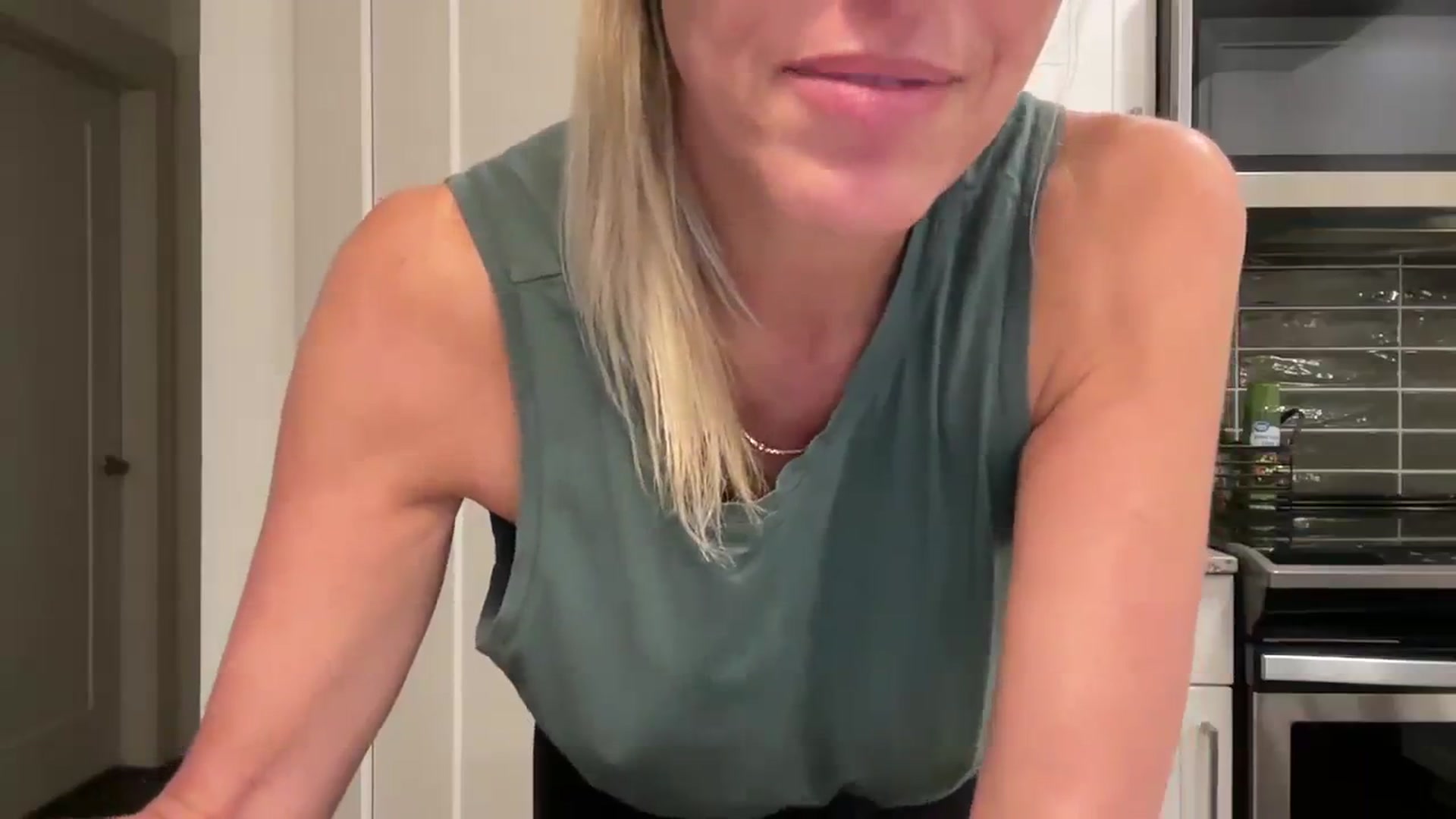 Gallery image thumbnail from jadeandpearls's myfreecams stream on, 10/27/2023, 20:41 image 18 of 20