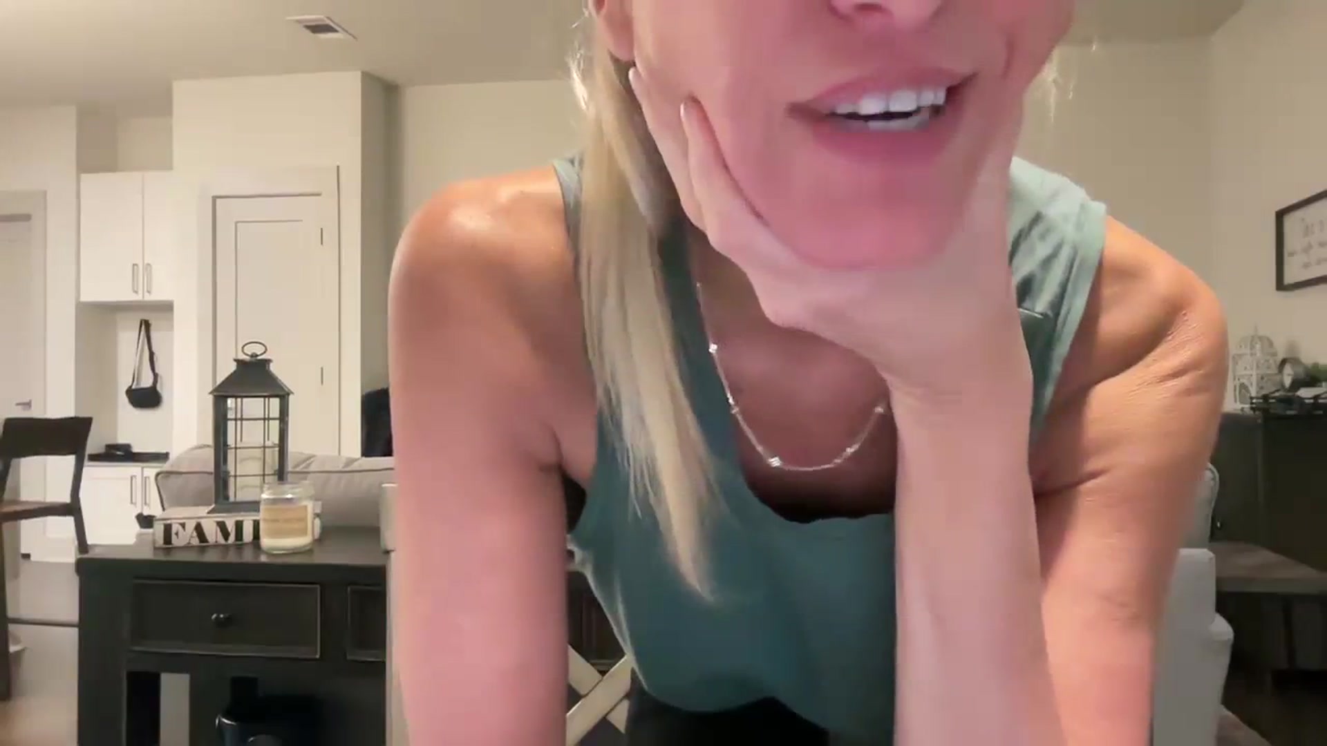 Gallery image thumbnail from jadeandpearls's myfreecams stream on, 10/27/2023, 20:41 image 10 of 20