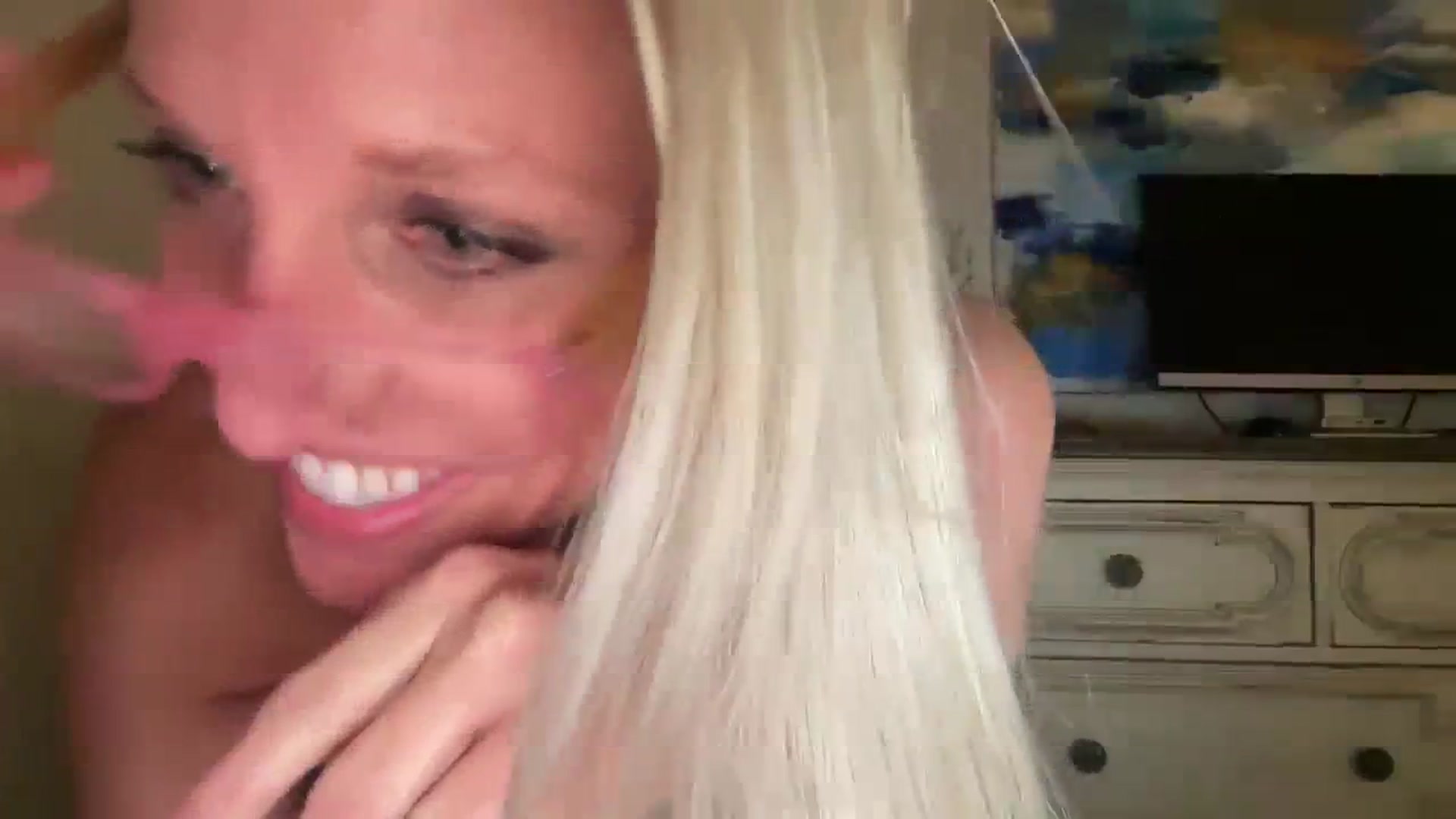 Gallery image thumbnail from jadeandpearls's myfreecams stream on, 11/05/2023, 22:53 image 14 of 20