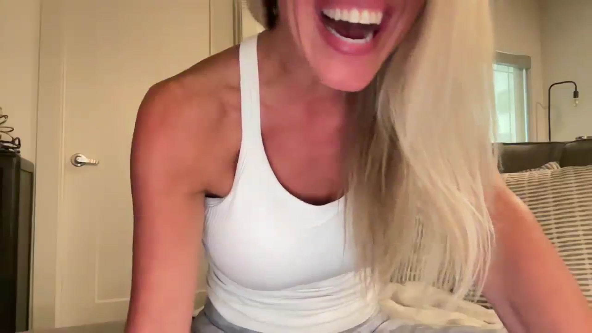 Gallery image thumbnail from jadeandpearls's myfreecams stream on, 12/22/2023, 21:08 image 17 of 20