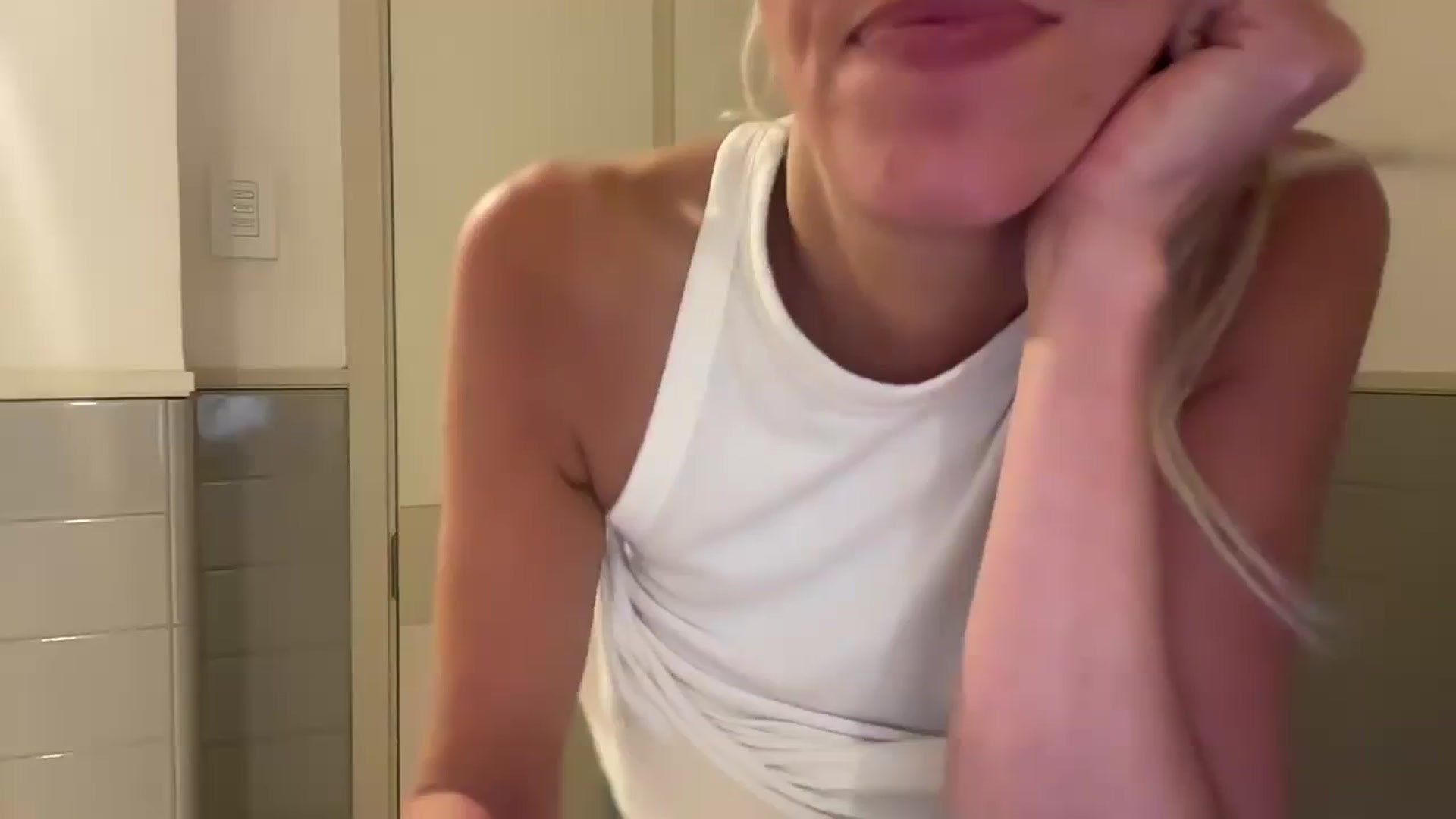 Gallery image thumbnail from jadeandpearls's myfreecams stream on, 12/23/2023, 19:08 image 19 of 20