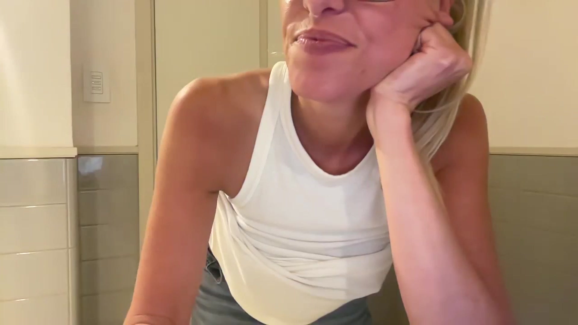Gallery image thumbnail from jadeandpearls's myfreecams stream on, 12/23/2023, 19:08 image 20 of 20